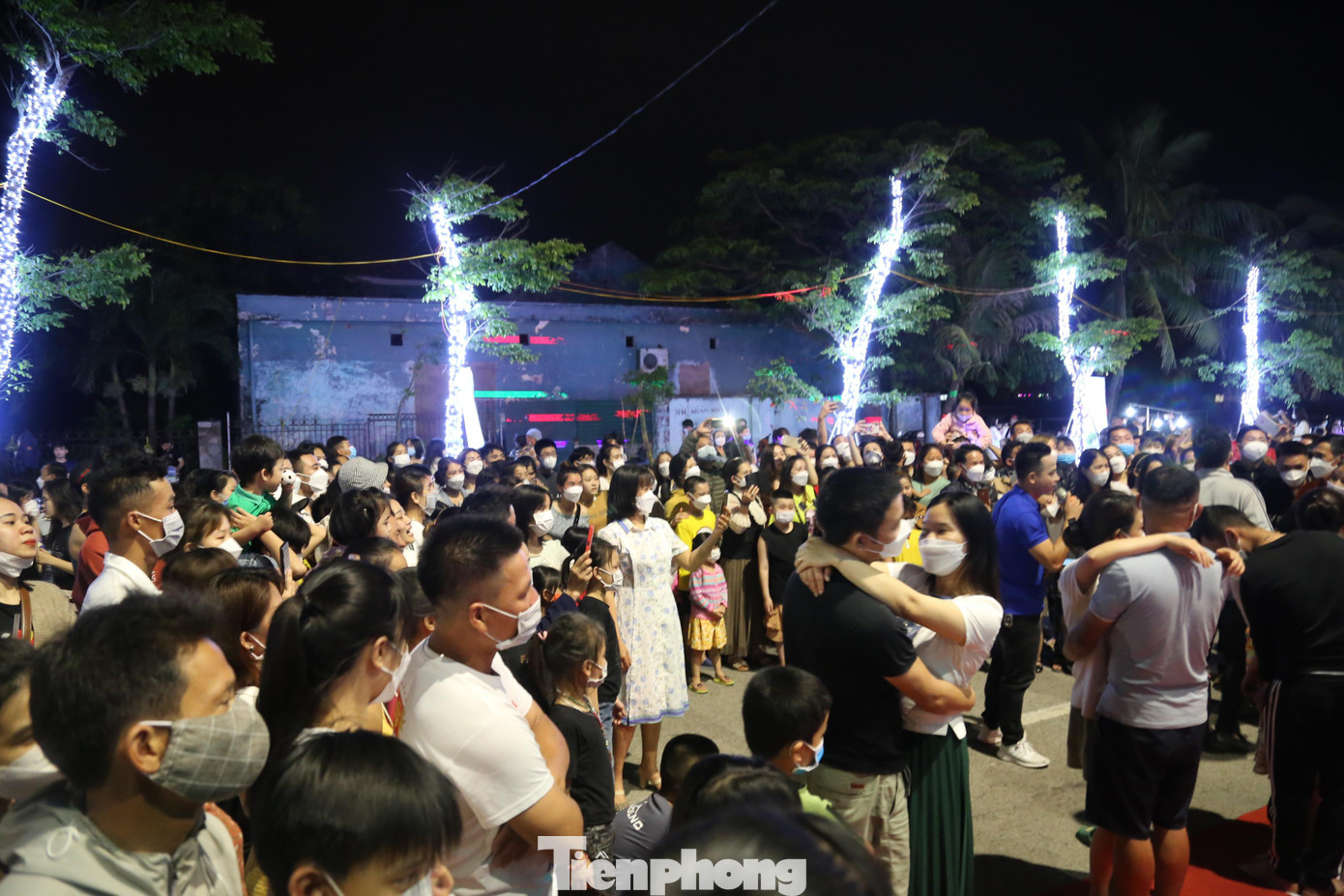 Các trò chơi dân gian thu hút đông đảo người dân tham gia