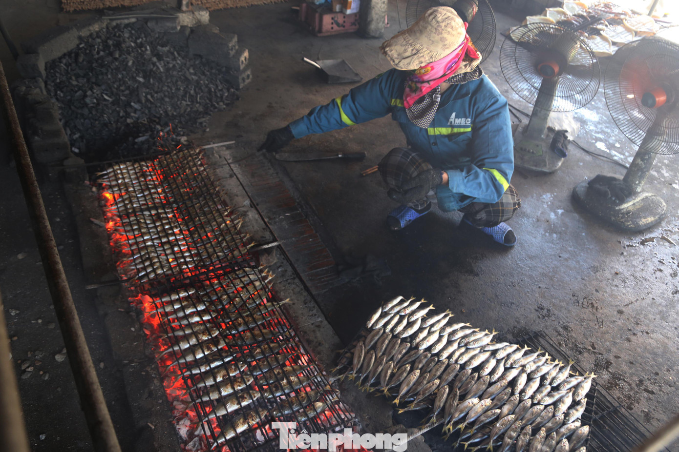 Ban đầu, chỉ có một số hộ gia đình đứng ra thu mua cá rồi đem nướng lên và đưa đến các chợ huyện bán. Lâu dần, những con cá nướng Diễn Vạn đi ra khắp tỉnh và tạo nên một thương hiệu riêng. Hiện, nghề nướng cá đã lan ra hầu hết các thôn làng của Diễn Vạn với hơn 40 chủ lò nướng. Ban đầu, chỉ có một số hộ gia đình đứng ra thu mua cá rồi đem nướng lên và đưa đến các chợ huyện bán. Lâu dần, những con cá nướng Diễn Vạn đi ra khắp tỉnh và tạo nên một thương hiệu riêng. Hiện, nghề nướng cá đã lan ra hầu hết các thôn làng của Diễn Vạn với hơn 40 chủ lò nướng.