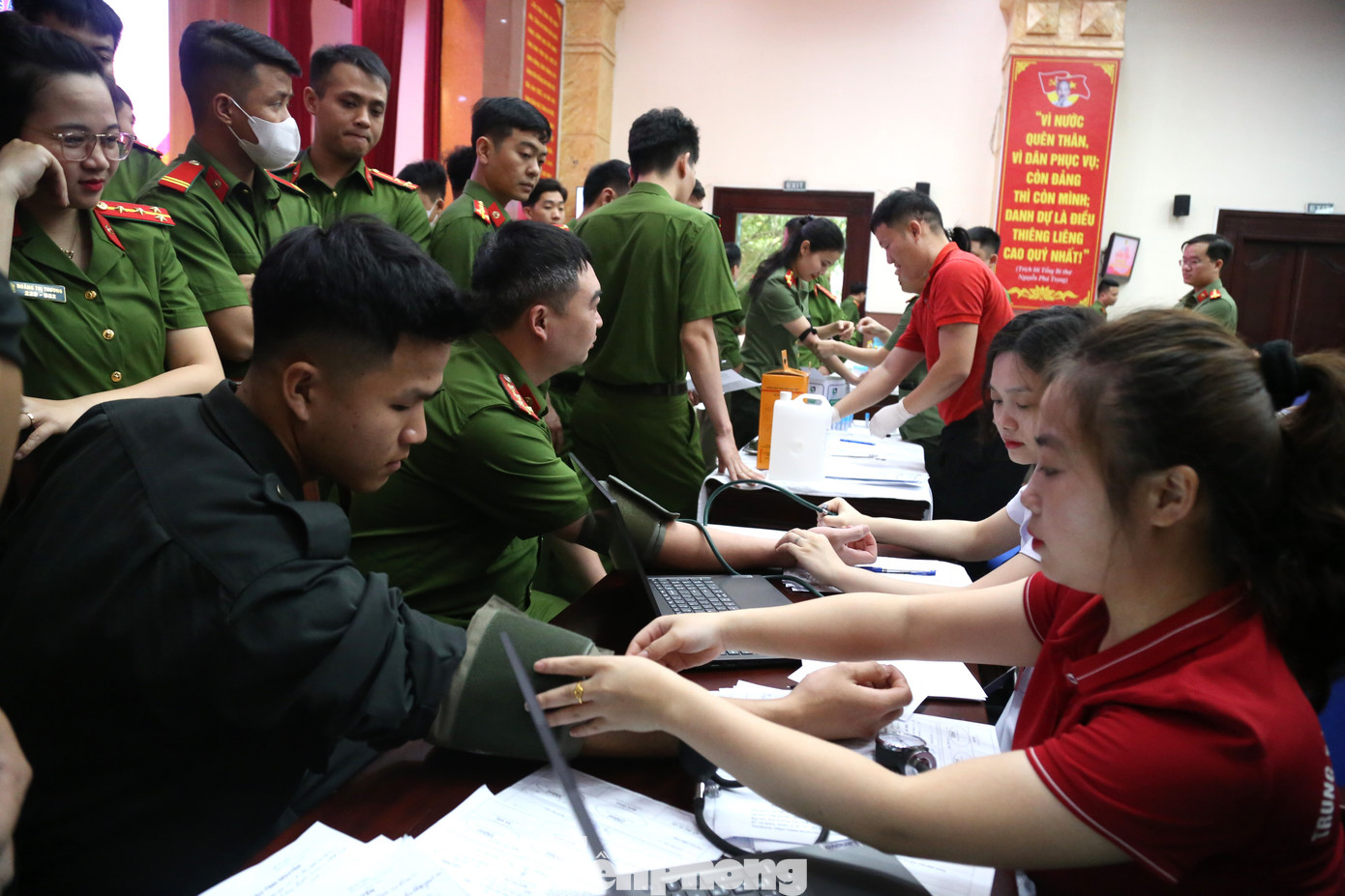 Từ sáng sớm, các cán bộ, chiến sĩ Công an tỉnh Nghệ An đã đăng kí tham gia hiến máu tình nguyện với tinh thần phấn khởi, không khí sôi nổi. Mỗi cán bộ, chiến sĩ sẽ tham gia hiến từ 300ml đến 350ml máu. Trong ảnh, cán bộ, chiến sĩ được khám sàng lọc, đo huyết áp trước khi hiến máu.