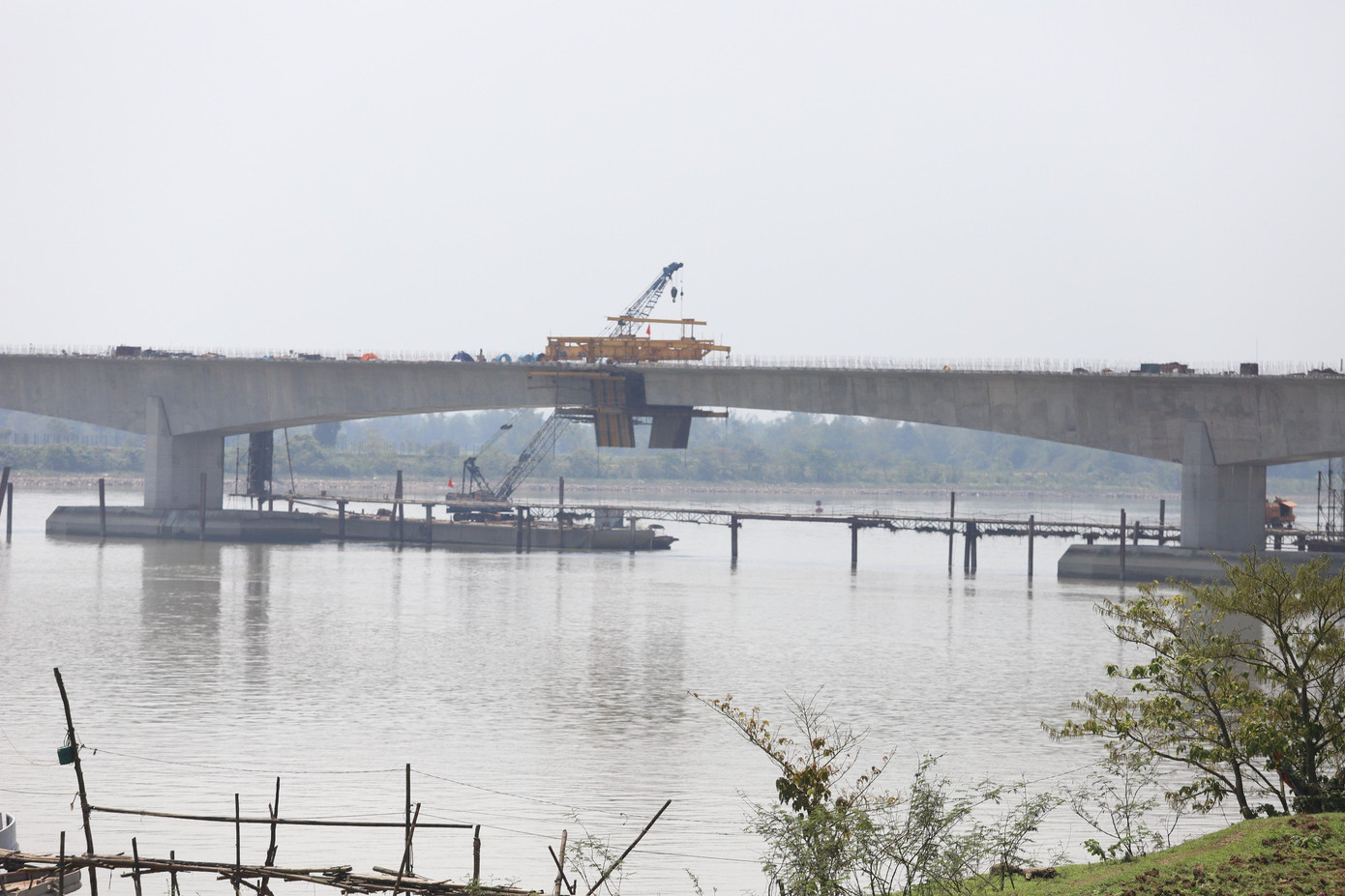 Đơn vị thi công đấu nối 2 trụ cuối cùng trên cầu.