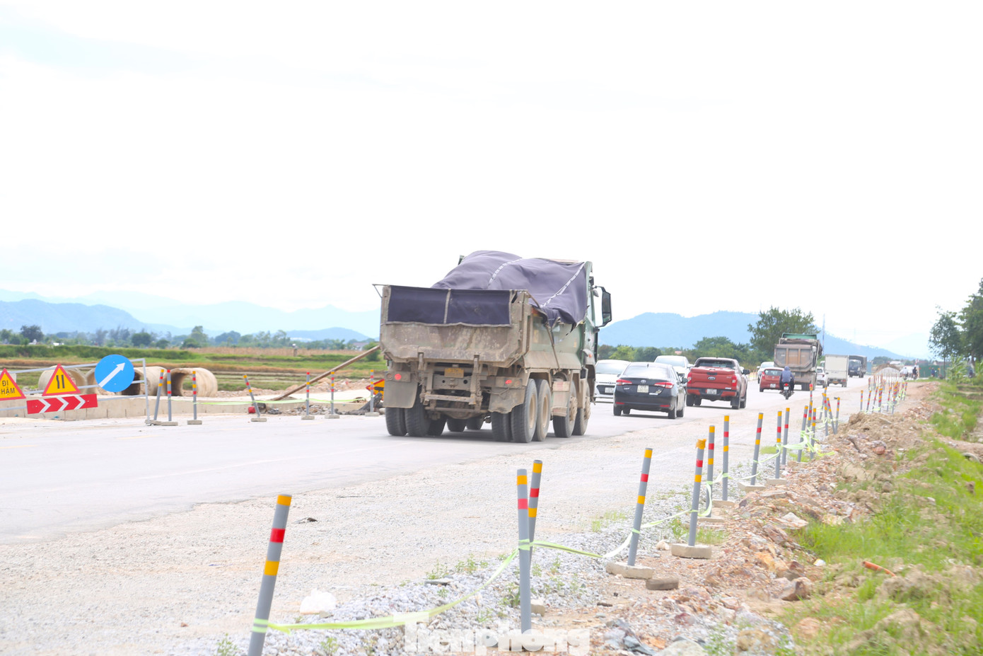 Dự án chủ yếu mới được bàn giao phần đất nông nghiệp để thi công. Việc thi công kéo dài ảnh hưởng lớn đến việc đi lại của người dân. Dự án chủ yếu mới được bàn giao phần đất nông nghiệp để thi công. Việc thi công kéo dài ảnh hưởng lớn đến việc đi lại của người dân.