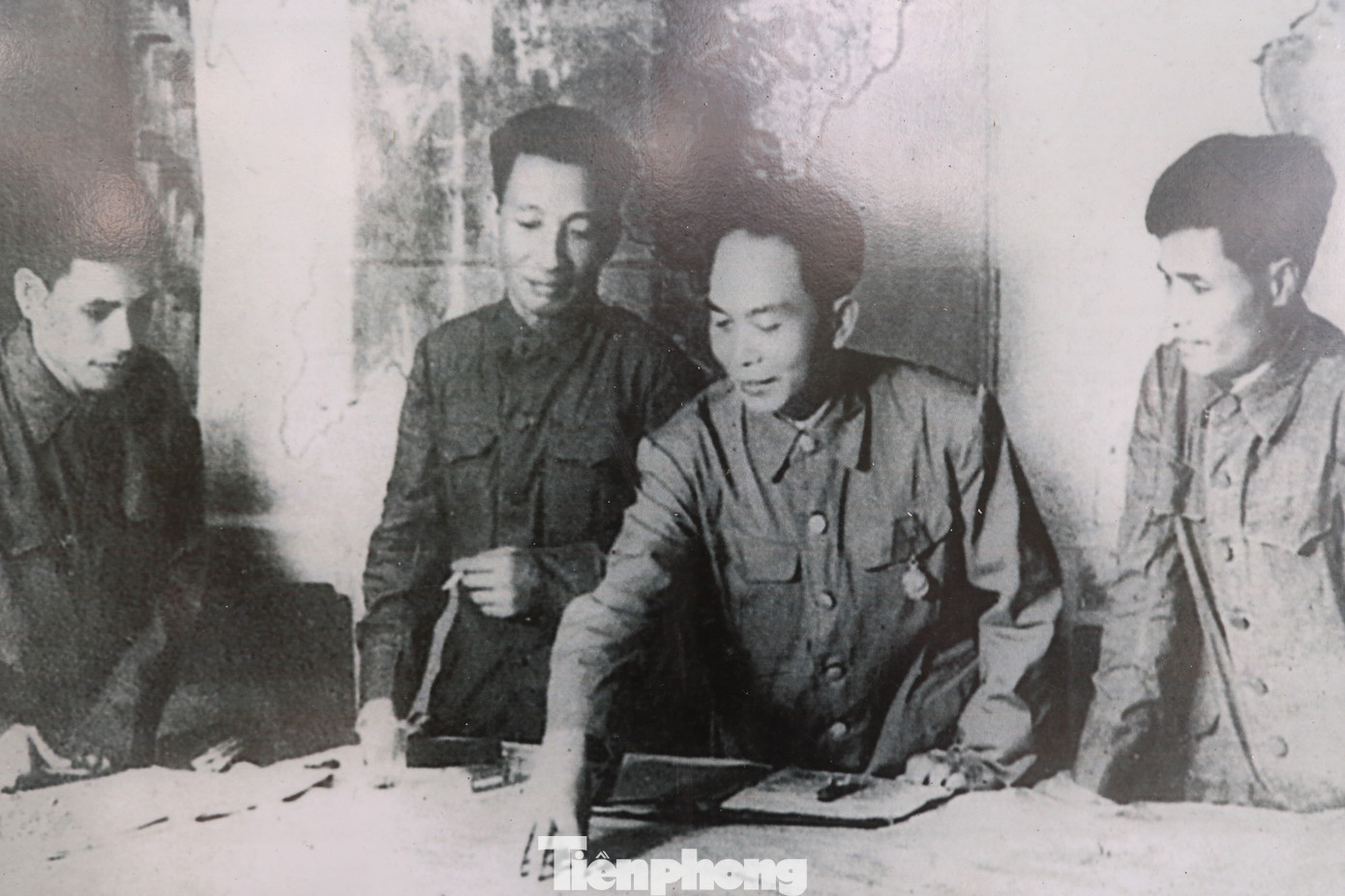 Những bức ảnh lịch sử ghi lại khoảnh khắc hào hùng của quân và dân ta trong thời kỳ kháng chiến cứu nước, tạo nên chiến thắng Điện Biên Phủ “lừng lẫy năm châu, chấn động địa cầu”.