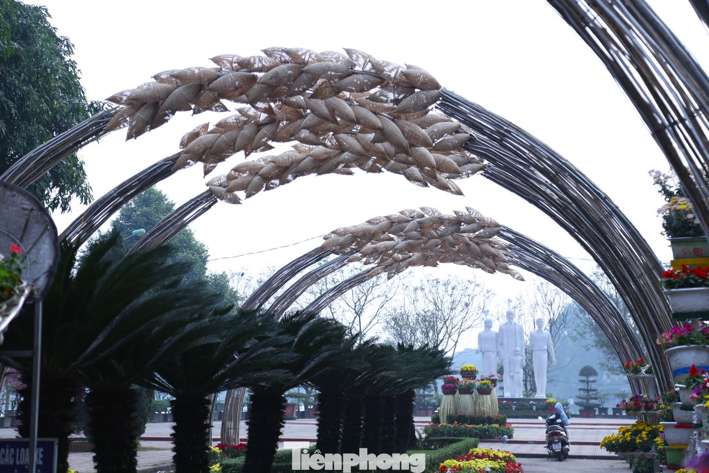 Ông Nguyễn Anh Dũng - Phó Giám đốc Công ty cổ phần công viên cây xanh TP Vinh, cho biết, đường hoa Xuân năm nay tại TP Vinh được thực hiện theo chủ đề xuyên suốt quá trình xây dựng và phát triển thành phố. Ngành nông nghiệp và tiểu thủ công nghiệp là một phần không thể tách rời trong tiến trình phát triển đi lên của thành phố. 50 công nhân được huy động để thực hiện phần tiểu cảnh này.