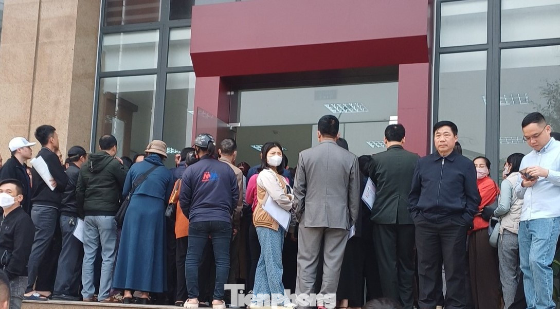 Người dân chen chân lấy số thứ tự tại Bộ phận tiếp nhận và trả kết quả UBND thành phố Vinh