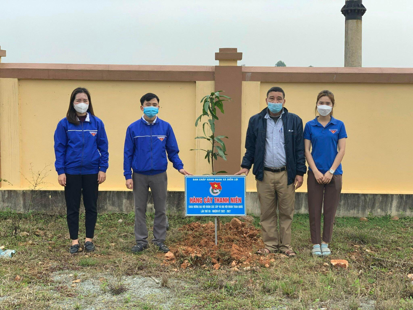 Triển khai trồng nhiều hàng cây thanh niên Triển khai trồng nhiều hàng cây thanh niên