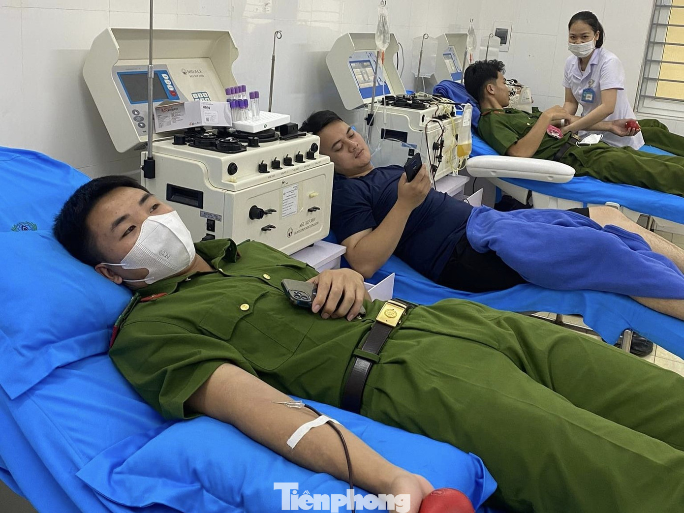 Cán bộ, chiến sĩ Công an Nghệ An tham gia hiến máu