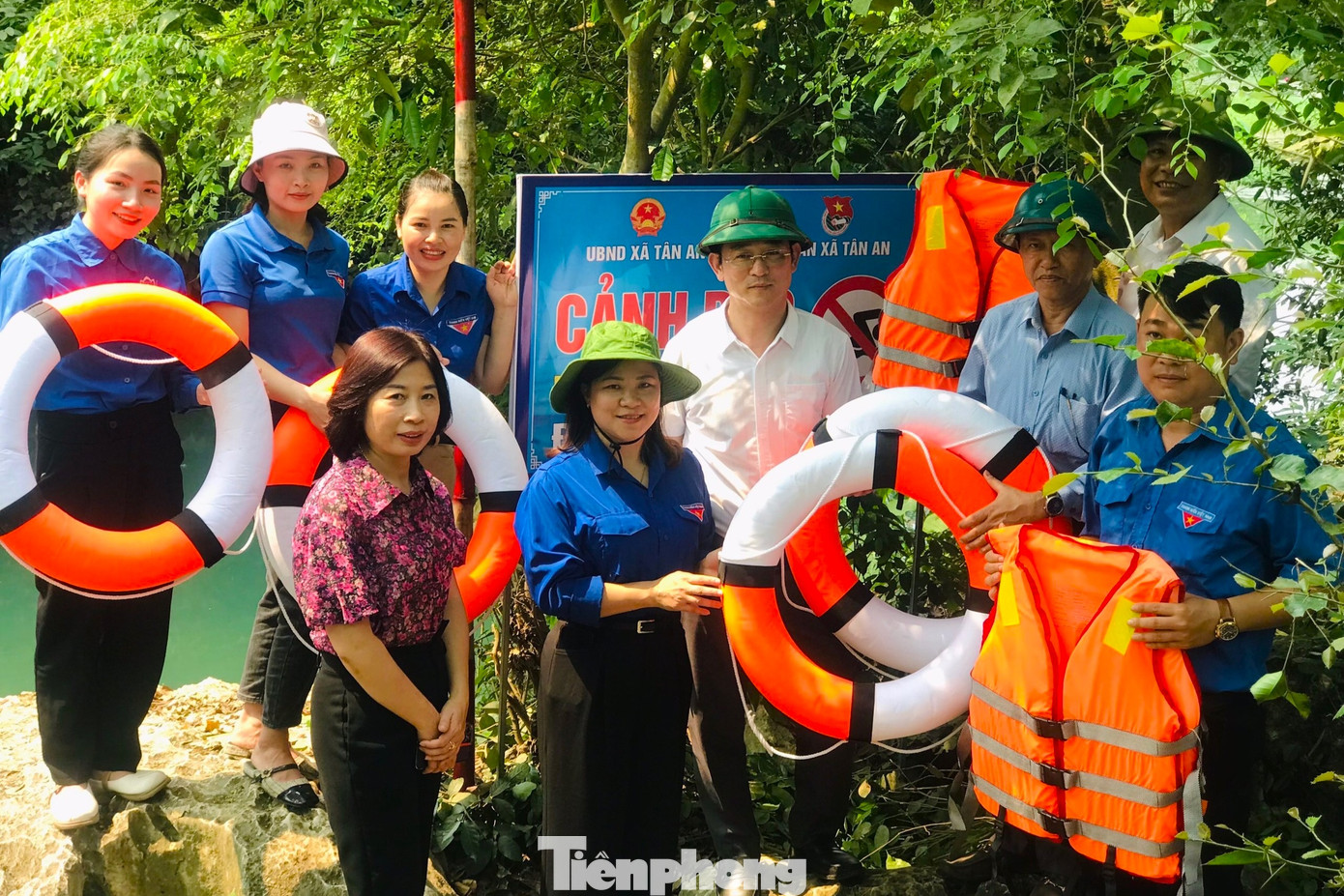 Chị Hoàng Thị Trang - Bí thư Huyện Đoàn Tân Kỳ cho biết: “22 đội thanh niên xung kích với gần 800 đoàn viên, thanh niên làm nòng cốt trong việc tổ chức tuyên truyền về kiến thức phòng chống đuối nước. Các hoạt động như tuyên truyền lưu động, dán tờ rơi, áp phích ở các khu vực đông dân cư, trụ sở cơ quan, đơn vị được triển khai sâu rộng. Đặc biệt, Huyện Đoàn đã triển khai các mô hình Hàng rào thép, hàng rào tre chống đuối nước, dụng cụ cứu sinh; hỗ trợ áo phao, phao cứu sinh cho các địa bàn vùng sâu vùng xa, vùng khó khăn; lắp đặt, sửa chữa hàng trăm biển cảnh báo đuối nước, xây dựng các sân chơi cho thanh thiếu nhi…”.