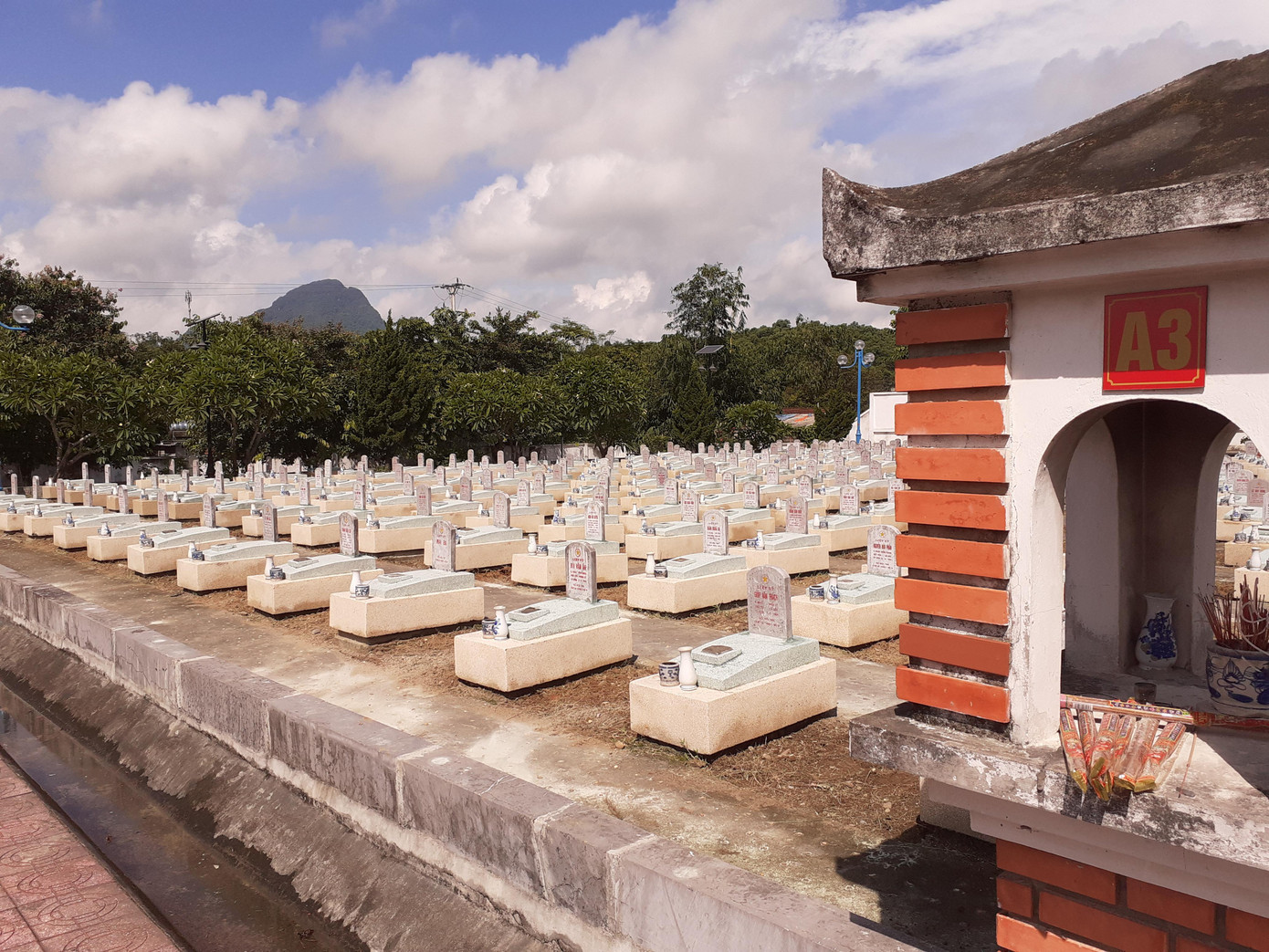 Các phần mộ tại Nghĩa trang Quốc tế Việt Lào được giữ sạch sẽ, trang nghiêm.