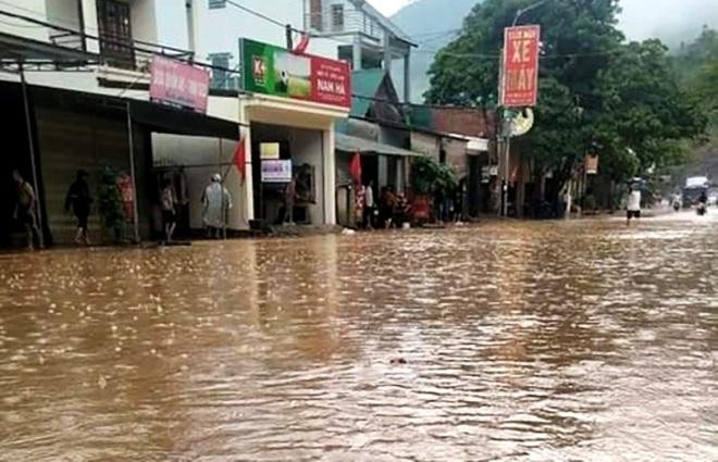 Mưa lớn gây ngập cục bộ thị trấn Mường Xén, huyện Kỳ Sơn