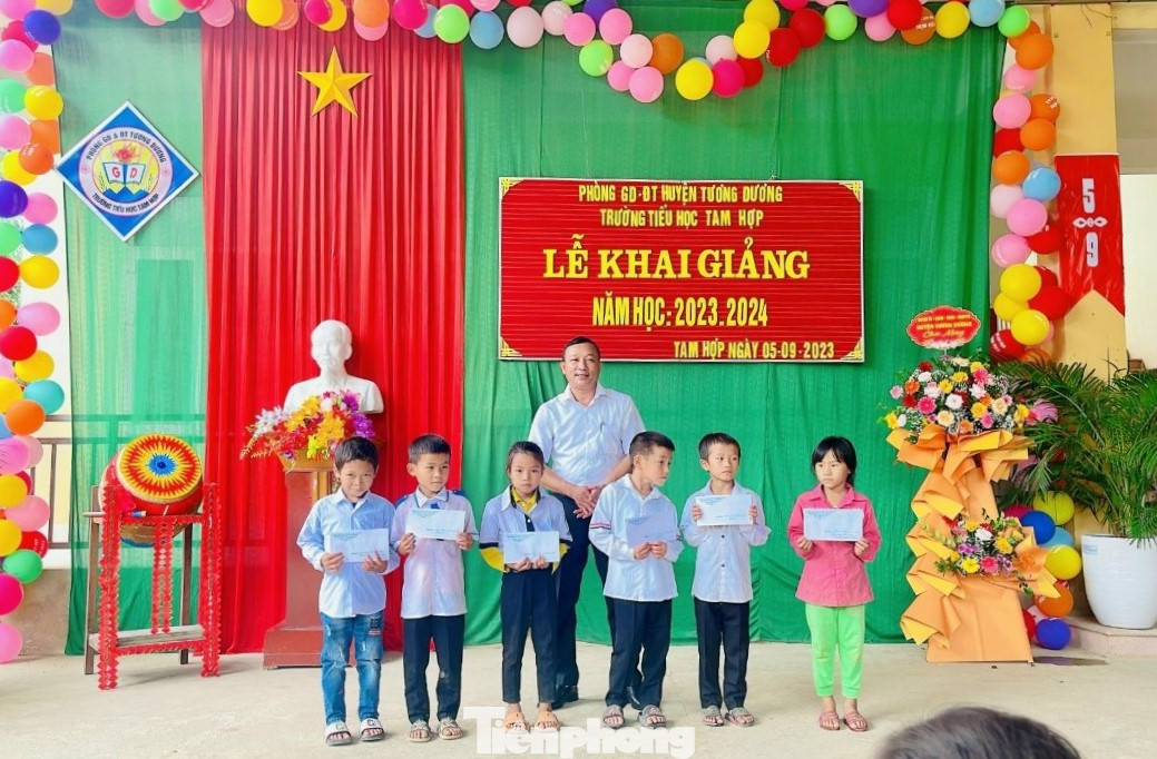 Hỗ trợ các em nhỏ có hoàn cảnh đặc biệt khó khăn đầu năm học mới từ mô hình "cây ATM 1.000 đồng". Hỗ trợ các em nhỏ có hoàn cảnh đặc biệt khó khăn đầu năm học mới từ mô hình "cây ATM 1.000 đồng".