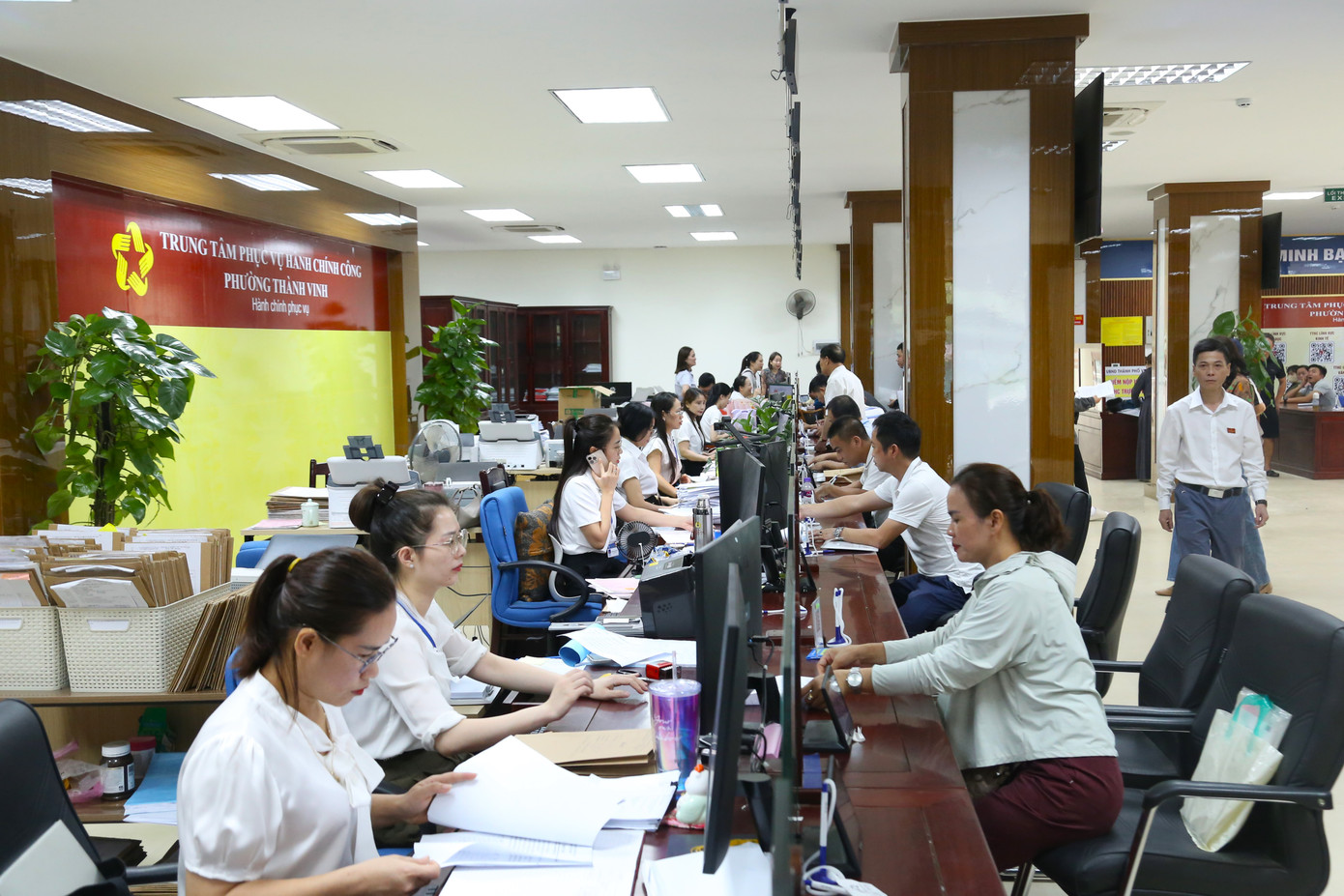 Ghi nhận sáng 1/7 tại Trung tâm phục vụ hành chính công phường Thành Vinh, Nghệ An diễn ra khá nhộn nhịp với đông đảo người dân đến làm thủ tục. Các cán bộ túc trực, sẵn sàng tiếp nhận và giải quyết hồ sơ cho người dân.