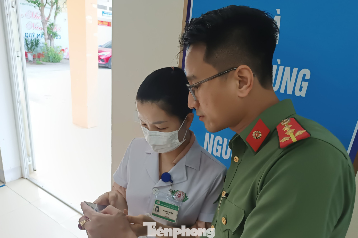 Sau khi tham gia hiến máu nhân đạo, Đoàn Thanh niên Công an tỉnh Nghệ An đã triển khai hỗ trợ các y bác sĩ, nhân viên của Trung tâm Huyết học truyền máu Nghệ An đăng ký, kích hoạt tài khoản định danh điện tử VNeID.