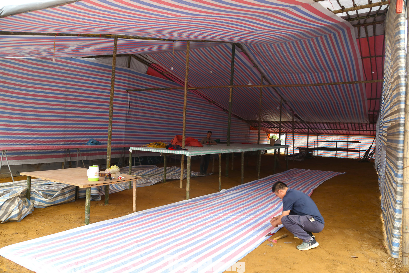 Các tiểu thương trải bạt để kinh doanh hoa Tết.