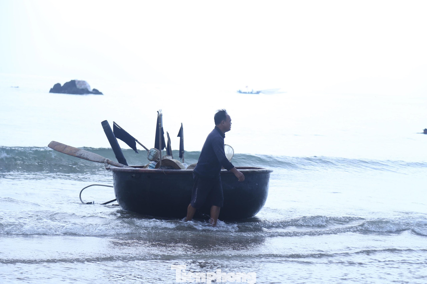 Trước đây ngư dân dùng thuyền nan trét dầu rái, chèo tay đánh bắt. Ngày nay, một số ngư dân cải tiến, dùng thuyền vỏ nhựa composite có gắn động cơ mã lực nhỏ để đánh bắt.