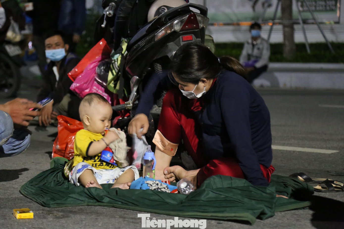 Phần lớn các lao động ở những huyện vùng xa của Nghệ An như Tương Dương, Kỳ Sơn, Quế Phong… Nên dù đã về đến cầu Bến Thủy họ vẫn còn phải vượt hành trình hàng trăm km nữa mới có thể đặt chân đến quê nhà.