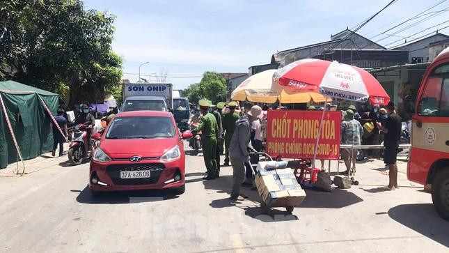 Tại các điểm chốt trên các trục đường chính luôn xảy ra tình trạng ùn tắc, đông nghẹt trong ngày đầu thành phố Vinh dừng cách ly xã hội theo Chỉ thị 16. Tính đến sáng 4/7, Nghệ An ghi nhận 121 trường hợp dương tính với SARS-CoV-2. (THU HIỀN) Tại các điểm chốt trên các trục đường chính luôn xảy ra tình trạng ùn tắc, đông nghẹt trong ngày đầu thành phố Vinh dừng cách ly xã hội theo Chỉ thị 16. Tính đến sáng 4/7, Nghệ An ghi nhận 121 trường hợp dương tính với SARS-CoV-2. (THU HIỀN)