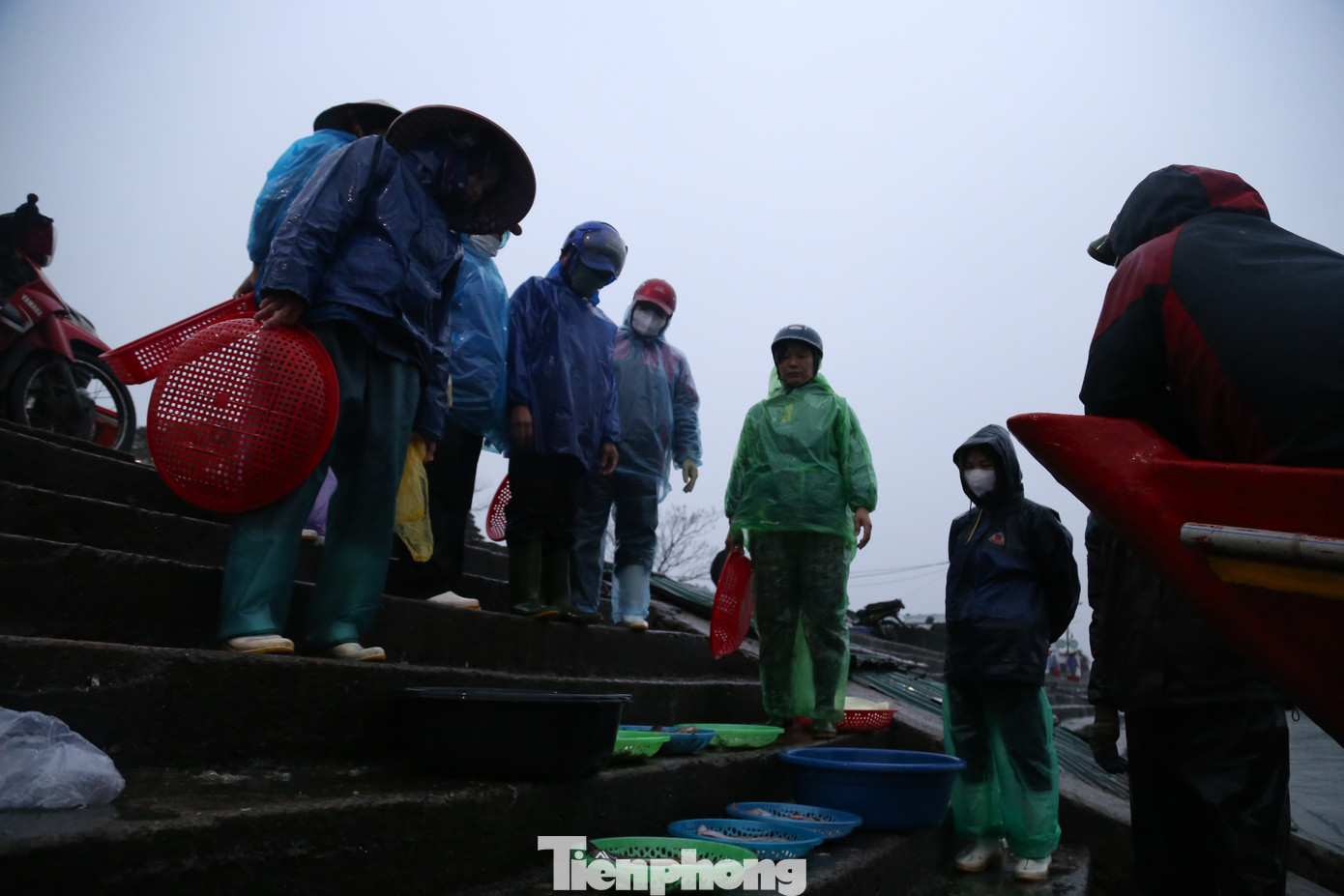 Thuyền về, trên bờ, từng tốp phụ nữ đã chờ sẵn.