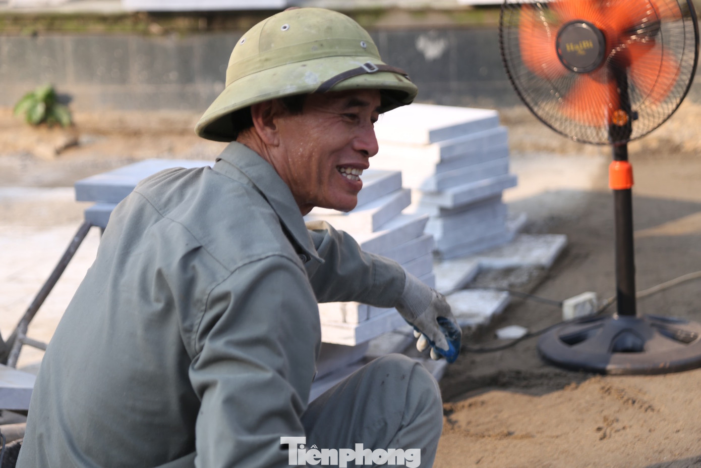 Ngồi trước quạt, người đàn ông này vẫn nhễ nhại mồ hôi.