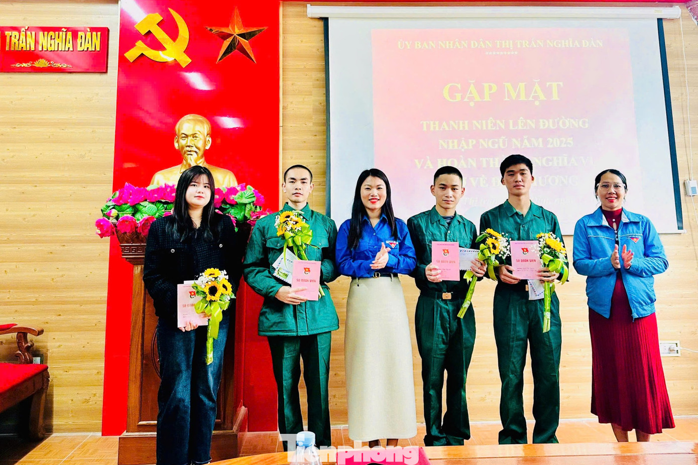 Em Nguyễn Minh Châu (SN 2002, trú huyện Nghĩa Đàn, ngoài cùng bên trái) vừa tốt nghiệp Đại học Luật TP Hồ Chí Minh đã viết đơn xin lên đường nhập ngũ với mong muốn được cống hiến, rèn luyện, đóng góp sức mình cho đất nước. Em Nguyễn Minh Châu (SN 2002, trú huyện Nghĩa Đàn, ngoài cùng bên trái) vừa tốt nghiệp Đại học Luật TP Hồ Chí Minh đã viết đơn xin lên đường nhập ngũ với mong muốn được cống hiến, rèn luyện, đóng góp sức mình cho đất nước.