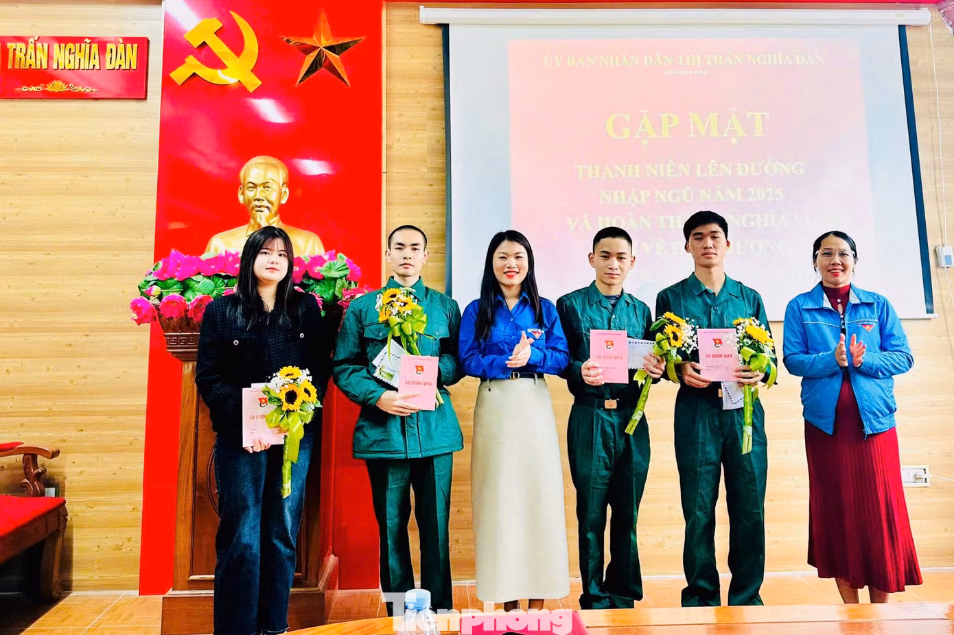 Em Nguyễn Minh Châu (SN 2002, trú huyện Nghĩa Đàn, ngoài cùng bên trái) vừa tốt nghiệp Đại học Luật TP Hồ Chí Minh đã viết đơn xin lên đường nhập ngũ với mong muốn được cống hiến, rèn luyện, đóng góp sức mình cho đất nước.
