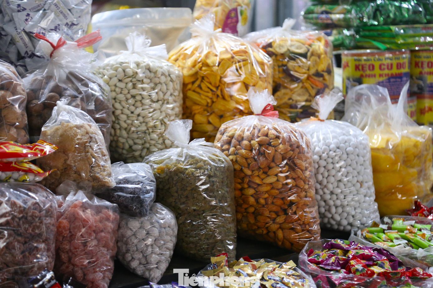 Các mặt hàng bánh, kẹo, mứt đã lên kệ nhiều ngày qua nhưng lượng khách rất thưa thớt. Các mặt hàng bánh, kẹo, mứt đã lên kệ nhiều ngày qua nhưng lượng khách rất thưa thớt.