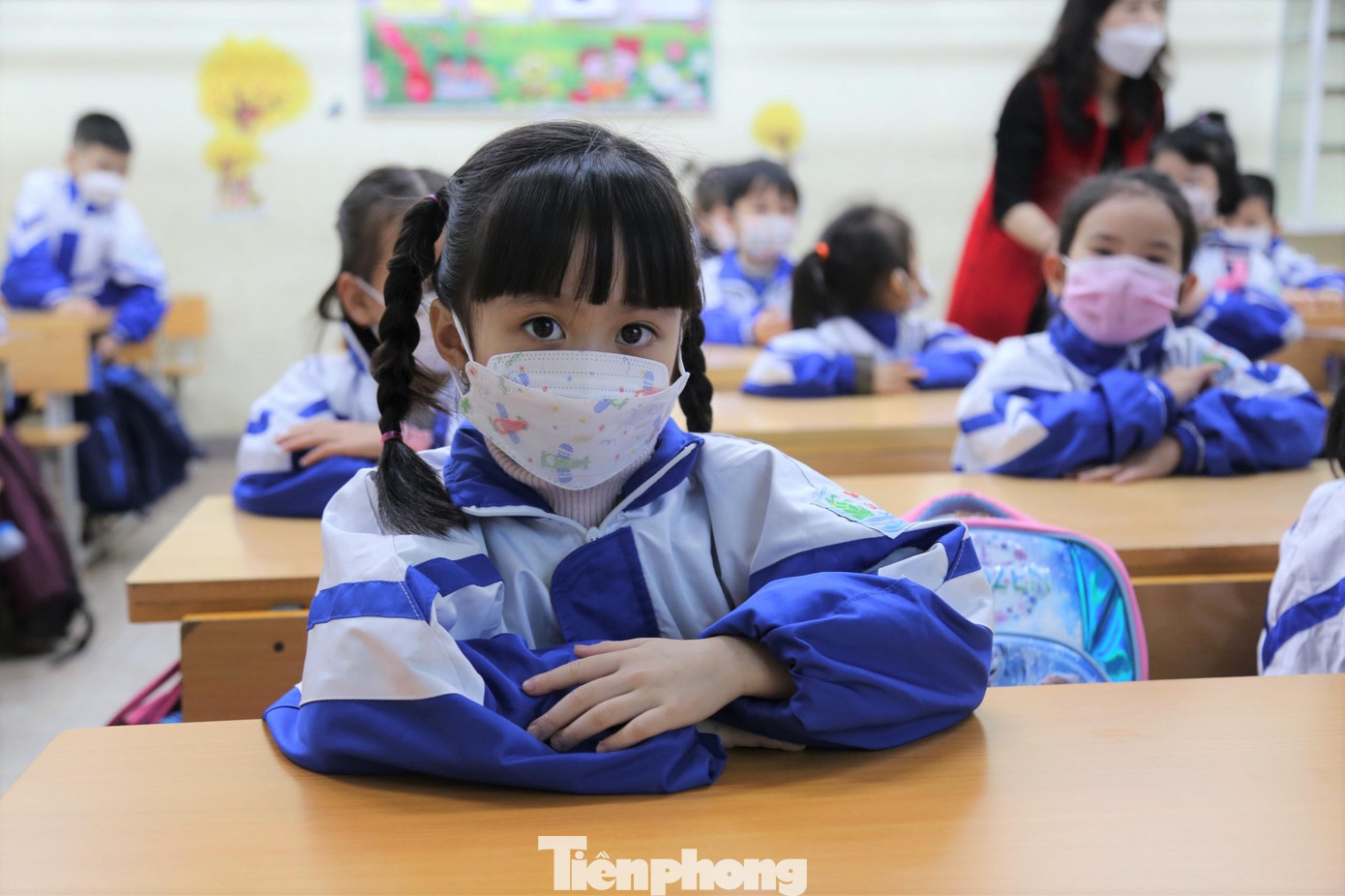 Tại mỗi lớp học đều trang bị khẩu trang và nước sát khuẩn. Theo quy định, tất cả học sinh phải đeo khẩu trang khi đến trường.