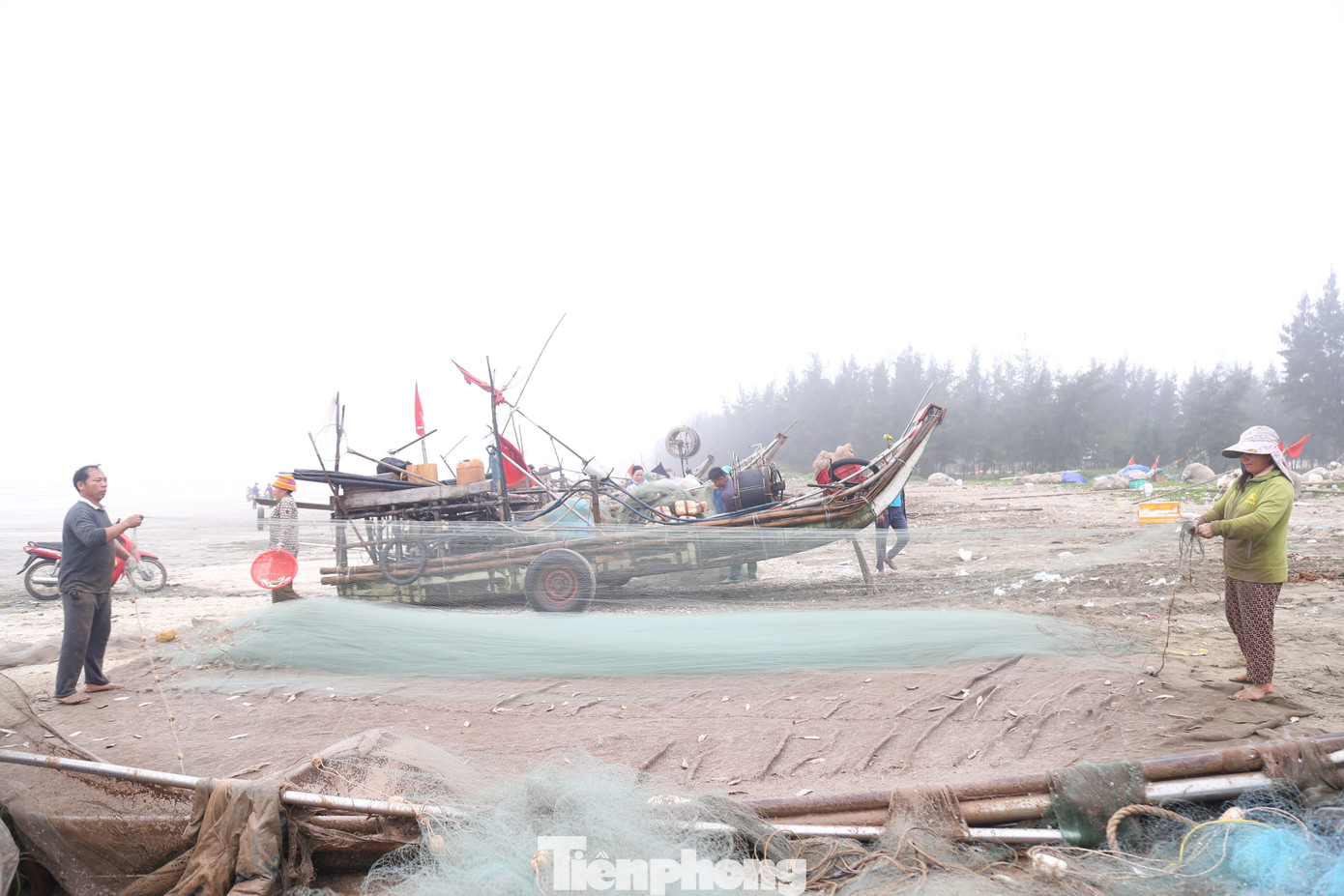 Những ngày này, dọc bãi biển các xã Diễn Kim, Diễn Hải, Diễn Hùng, Diễn Thành,… huyện Diễn Châu (Nghệ An), tấp nập những chiếc bè mảng. Ngư dân cho biết, họ rời bờ từ 12 giờ đêm, đến 7 giờ là về.