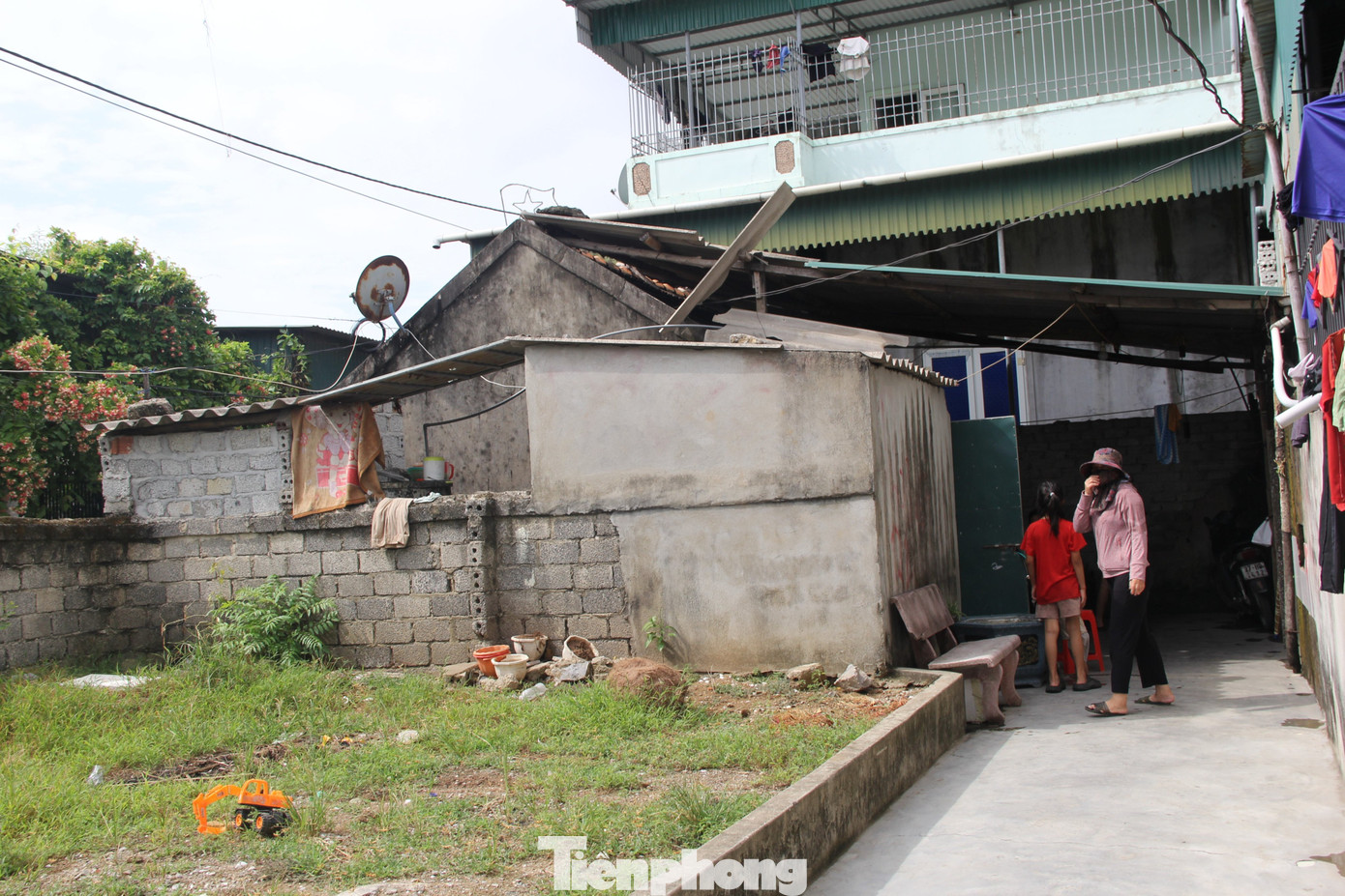 Căn nhà cấp 4 của gia đình anh Nguyễn Văn Hùng ở xóm Hải Nam, xã Diễn Bích, huyện Diễn Châu, Nghệ An Căn nhà cấp 4 của gia đình anh Nguyễn Văn Hùng ở xóm Hải Nam, xã Diễn Bích, huyện Diễn Châu, Nghệ An