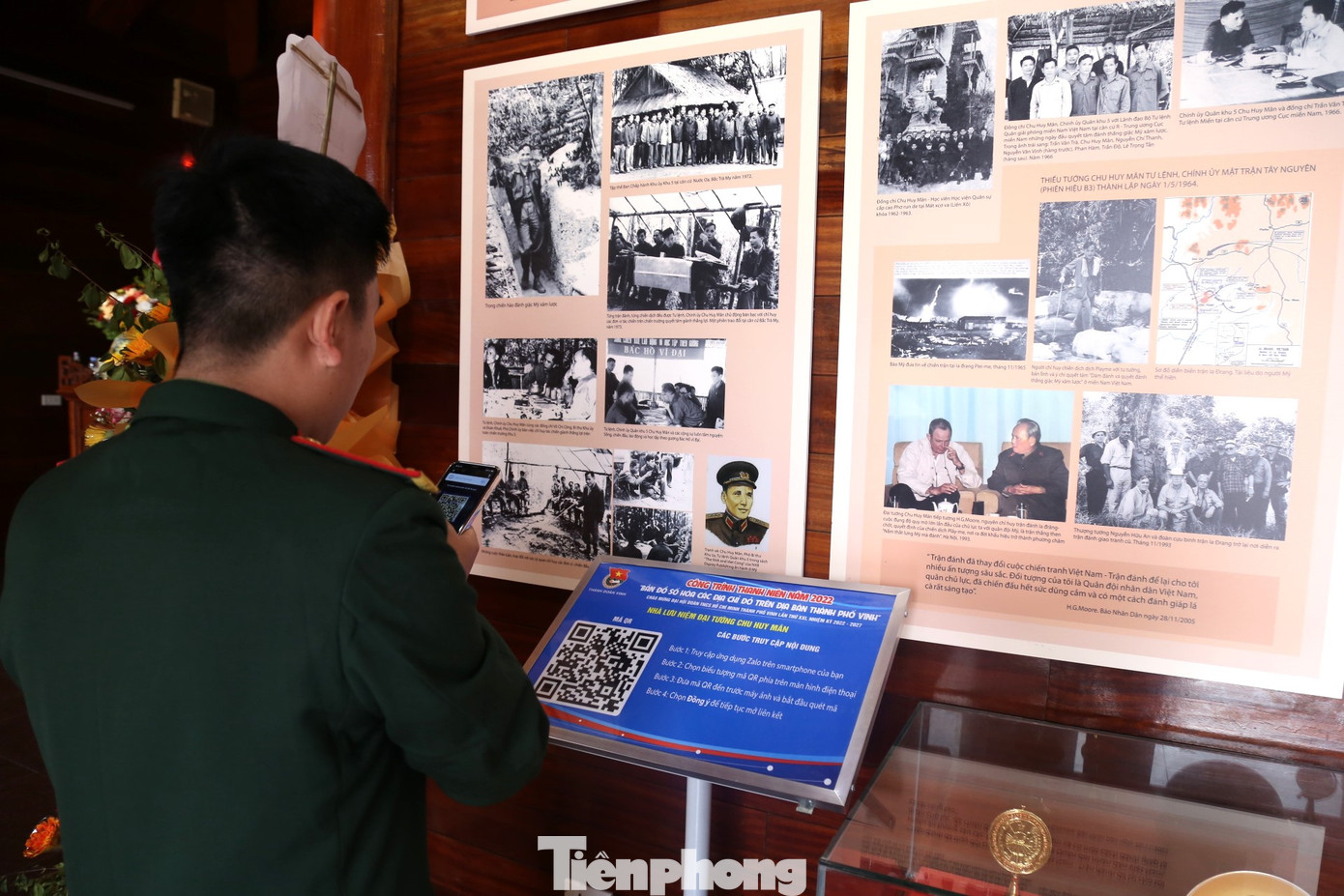 Công trình thanh niên "Bản đồ số hóa các địa chỉ đỏ trên địa bàn thành phố Vinh" được đặt tại nhà trưng bày. Trong ảnh, quét mã QR để biết thông tin về tiểu sử, cuộc đời hoạt động cách mạng của Đại tướng Chu Huy Mân.