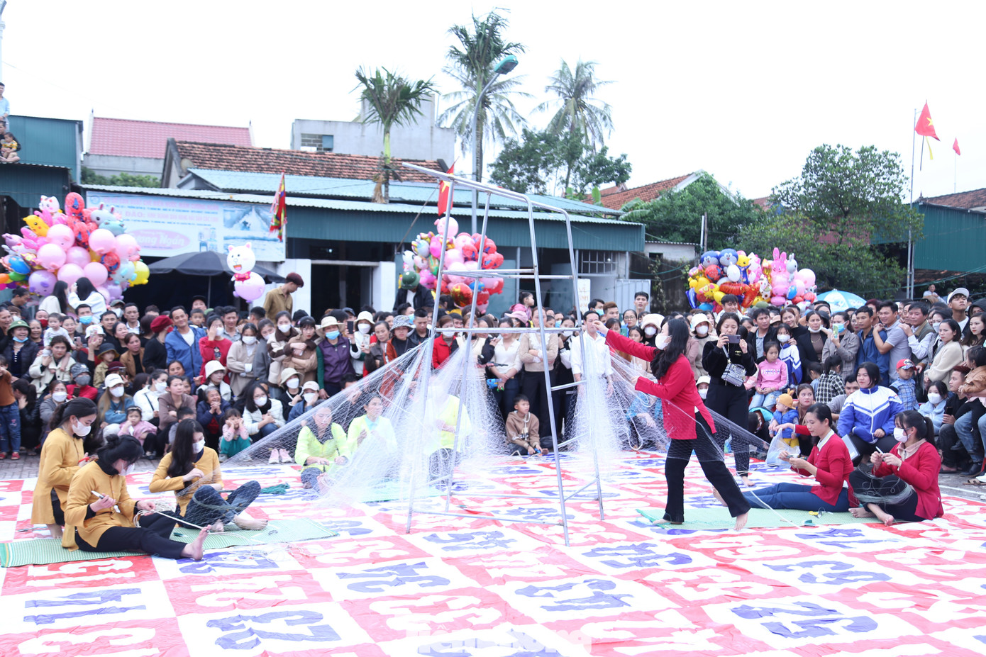 Xuất phát từ nghề đan lưới truyền thống của địa phương, hội thi đan lưới mang không khí sôi nổi, gay cấn. Có 3 đội chơi (xóm trên, xóm dưới và Đoàn thanh niên), mỗi đội có ba người, cùng nhau hoàn thành tấm lưới.