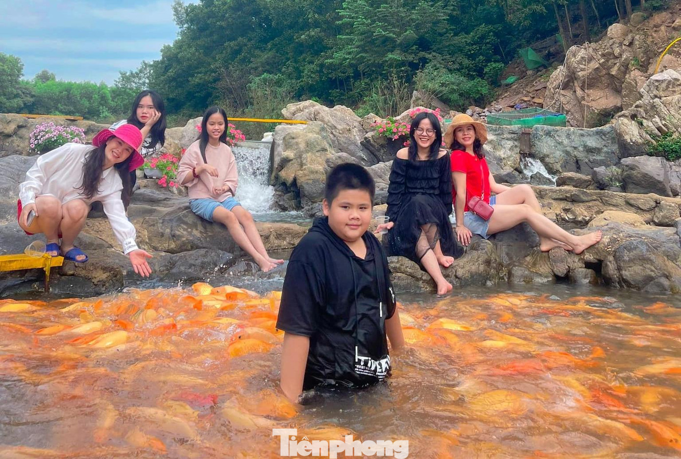 Con suối thu hút nhiều bạn trẻ ghé chơi