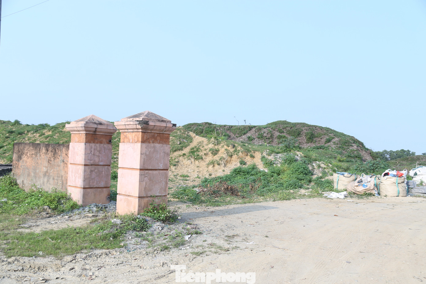 Trụ cổng còn sót lại sau khi công ty Seraphin tháo dỡ nhà xưởng Trụ cổng còn sót lại sau khi công ty Seraphin tháo dỡ nhà xưởng