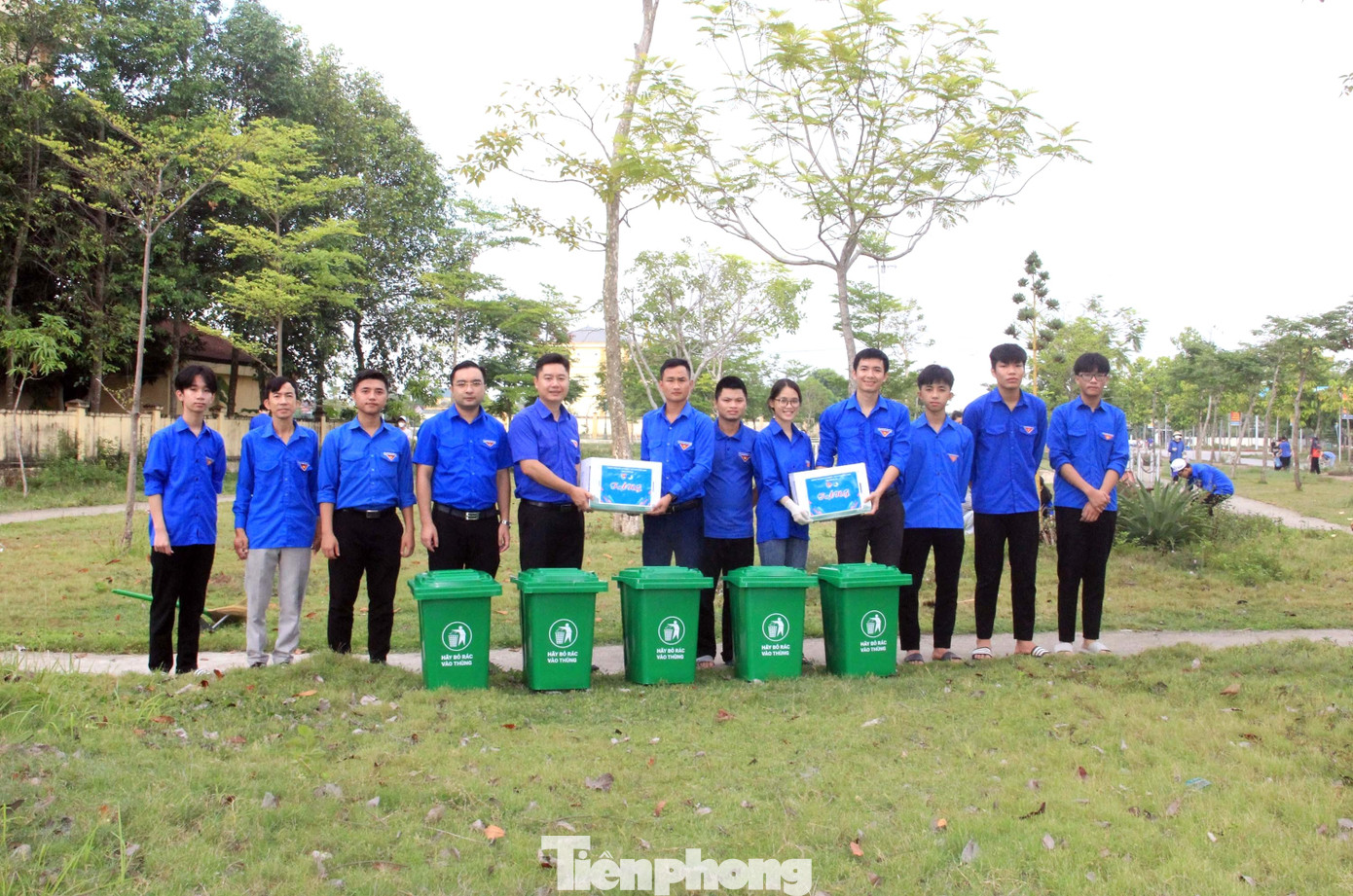 Tại huyện Nghi Lộc, anh Lê Văn Lương – Uỷ viên Ban Thường vụ T.Ư Đoàn, Tỉnh ủy viên, Bí thư Tỉnh Đoàn Nghệ An đã tới tặng quà cho đội hình tình nguyện ra quân Chủ nhật Xanh ở thị trấn Quán Hành.