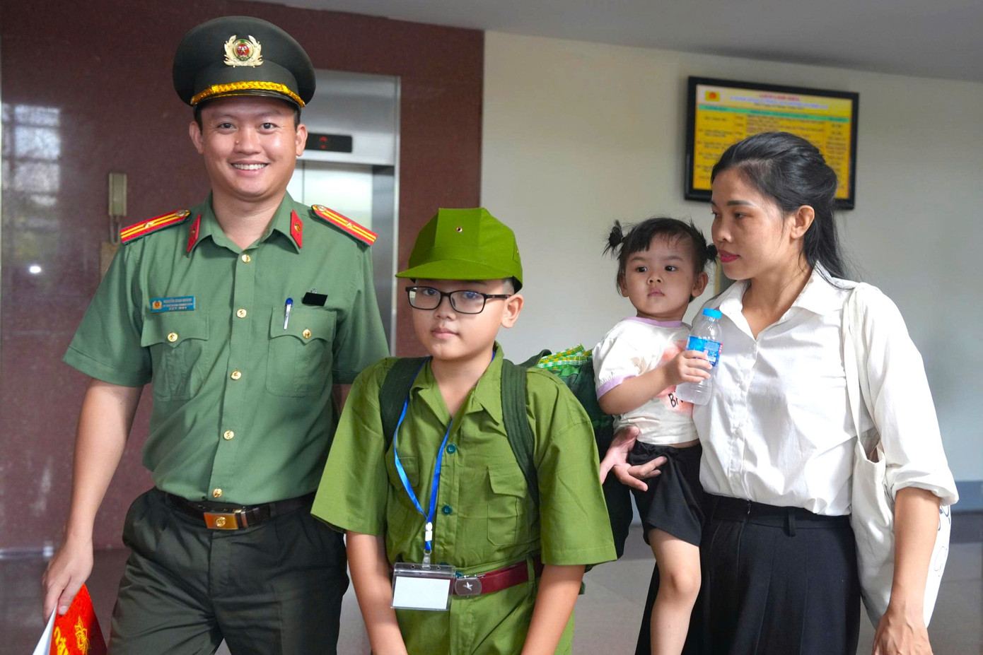 Đại tá Trần Hồng Quang - Phó Giám đốc Công an tỉnh Nghệ An nhấn mạnh: “Trải nghiệm mùa hè trong môi trường Công an, được khoác trên mình màu áo xanh đặc trưng, các em sẽ được giao lưu học hỏi, rèn luyện ý chí, nghị lực của những người chiến sĩ Công an, giúp các em thêm tự tin, chủ động, an toàn và phát triển lành mạnh”.