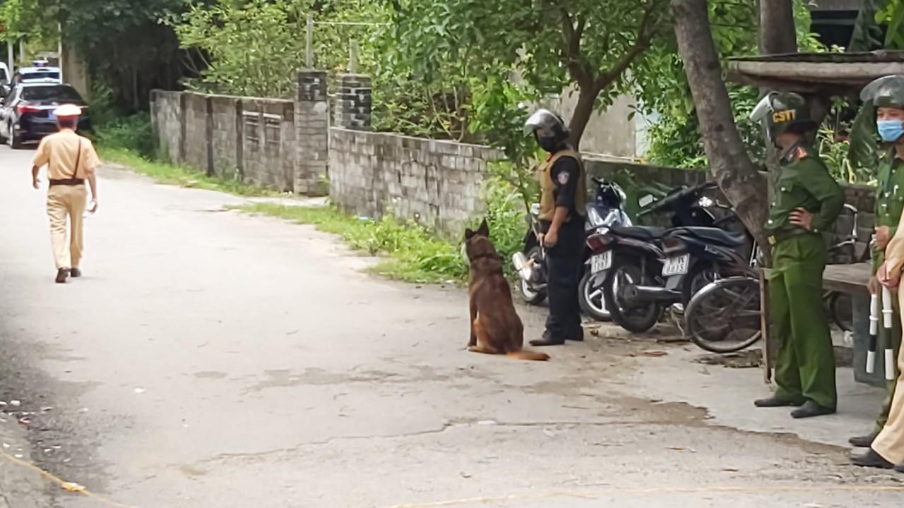 Hàng trăm công an cùng chó nghiệp vụ có mặt tại hiện trường