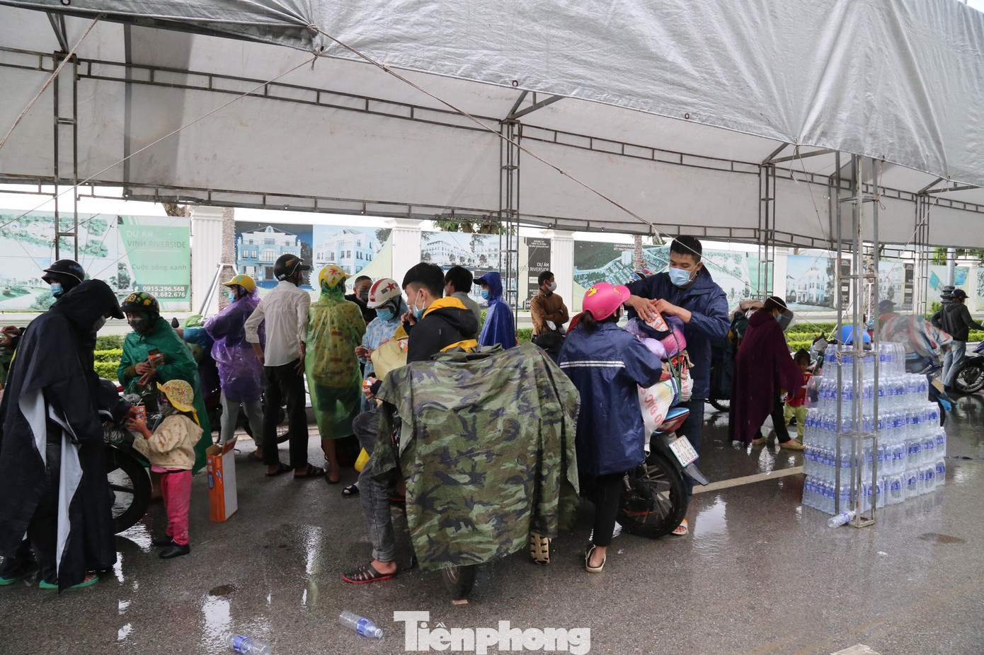 Người dân trú mưa trong lán Người dân trú mưa trong lán