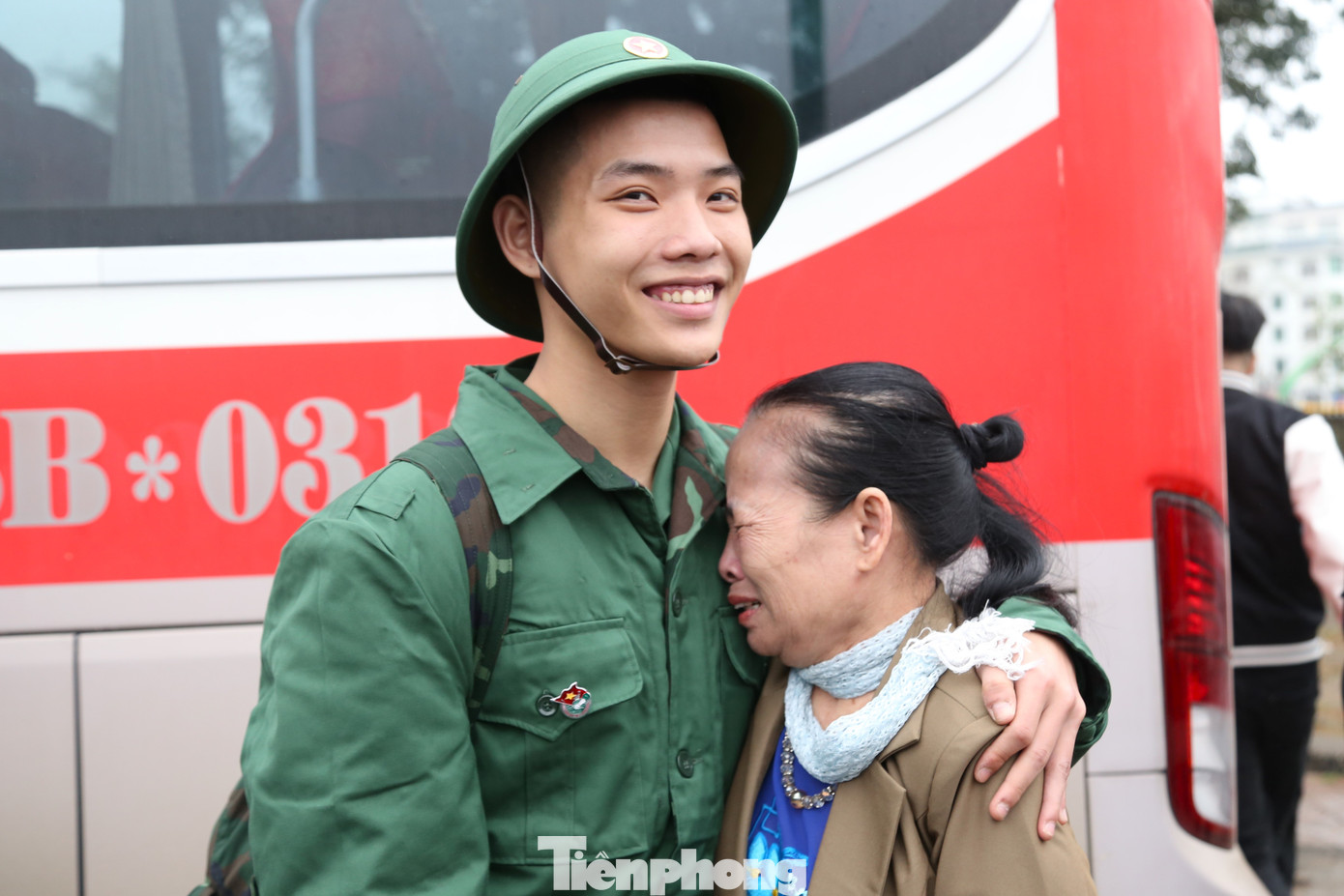 Bà Nguyễn Thị Biên ôm chặt cháu trai Vương Đức Huy (SN 2005, trú phường Hưng Bình, TP Vinh) trước khi lên đường nhập ngũ. “Bà chỉ mong cháu vững vàng, cố gắng rèn luyện, phấn đấu, hoàn thành tốt nhiệm vụ Đảng, Nhà nước và nhân dân giao phó”, bà Biên nhắn nhủ. Bà Nguyễn Thị Biên ôm chặt cháu trai Vương Đức Huy (SN 2005, trú phường Hưng Bình, TP Vinh) trước khi lên đường nhập ngũ. “Bà chỉ mong cháu vững vàng, cố gắng rèn luyện, phấn đấu, hoàn thành tốt nhiệm vụ Đảng, Nhà nước và nhân dân giao phó”, bà Biên nhắn nhủ.