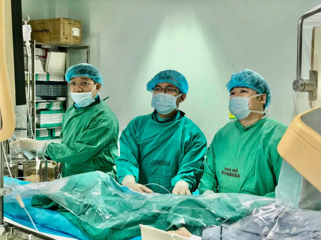 Các bác sĩ thực hiện phẫu thuật cho bệnh nhân P.T.M.T
