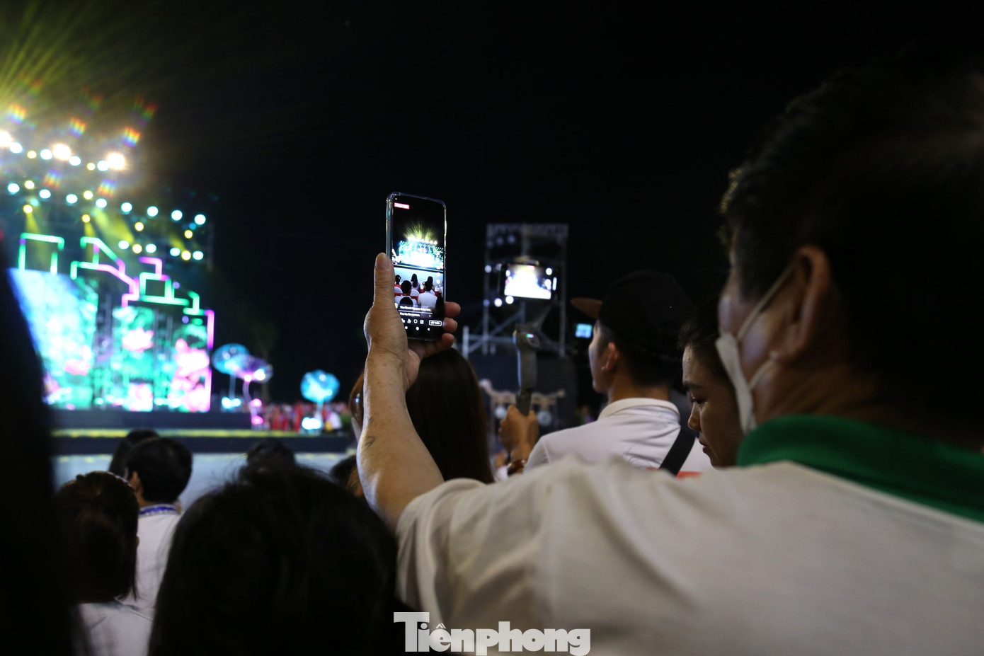 Lễ hội đã giúp người dân và du khách hiểu hơn về các nét văn hóa đặc sắc của xứ Nghệ, đồng thời trân quý hơn những giá trị, tinh hoa văn hóa của các dân tộc đến từ 21 huyện, thành, thị trên toàn tỉnh. Những nét đẹp này đang được các địa phương chú trọng gìn giữ, trao truyền và từng bước tạo thành các sản phẩm hấp dẫn phục vụ phát triển du lịch. Trong ảnh, người dân livetream các tiết mục.