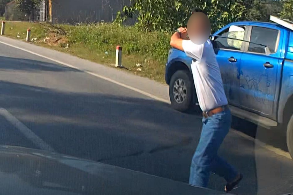 Hình ảnh người đàn ông trên xe bán tải cầm gậy golf lao ra đường dằn mặt tài xế xe phía sau.