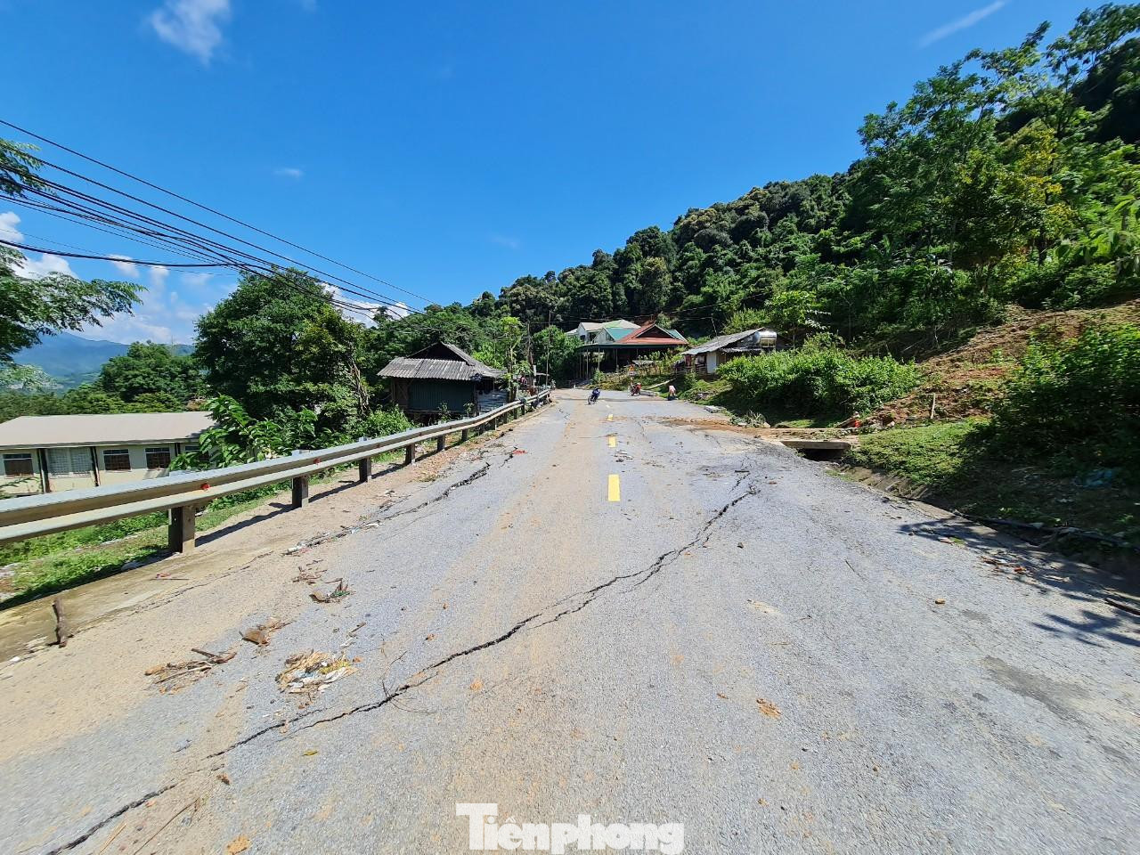 Những vết nứt không ngừng phát triển và ăn sâu vào tim đường. Những vết nứt không ngừng phát triển và ăn sâu vào tim đường.
