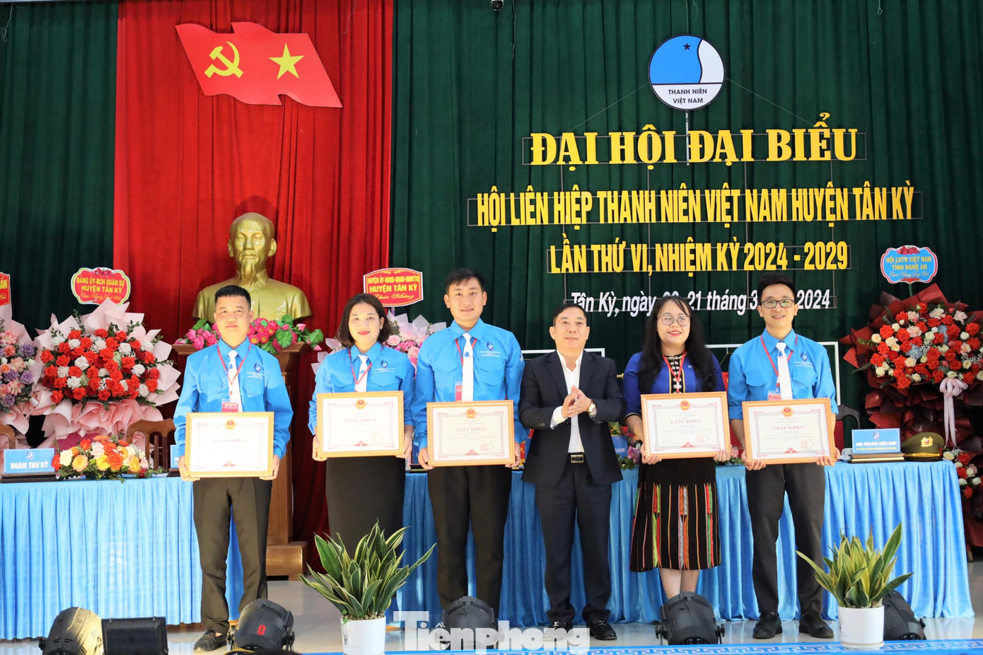 UBND huyện Tân Kỳ tặng Giấy khen cho 5 tập thể, 5 cá nhân vì đã có thành tích xuất sắc trong công tác Hội và phong trào thanh niên nhiệm kỳ 2019 - 2024.