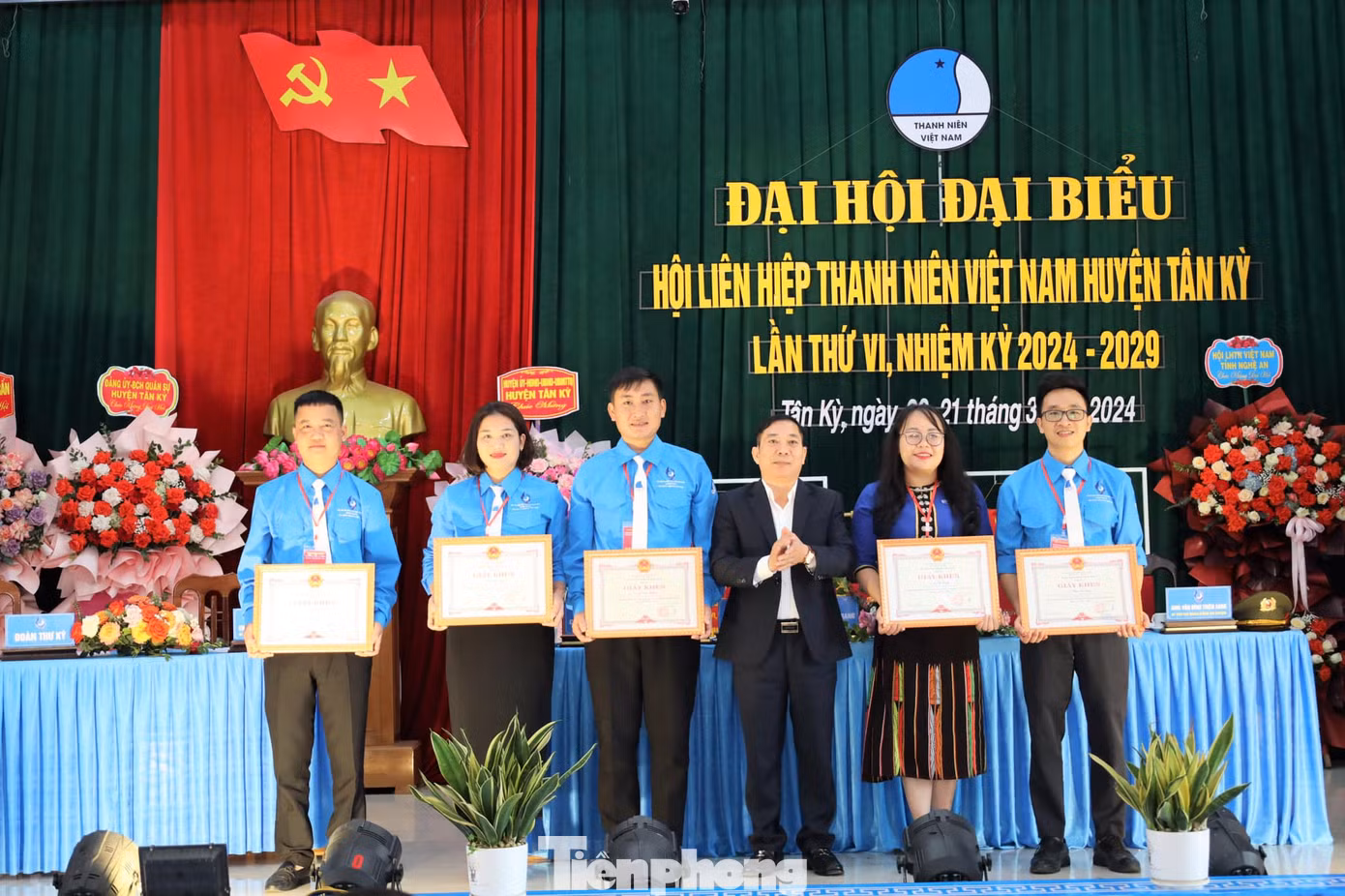 UBND huyện Tân Kỳ tặng Giấy khen cho 5 tập thể, 5 cá nhân vì đã có thành tích xuất sắc trong công tác Hội và phong trào thanh niên nhiệm kỳ 2019 - 2024.