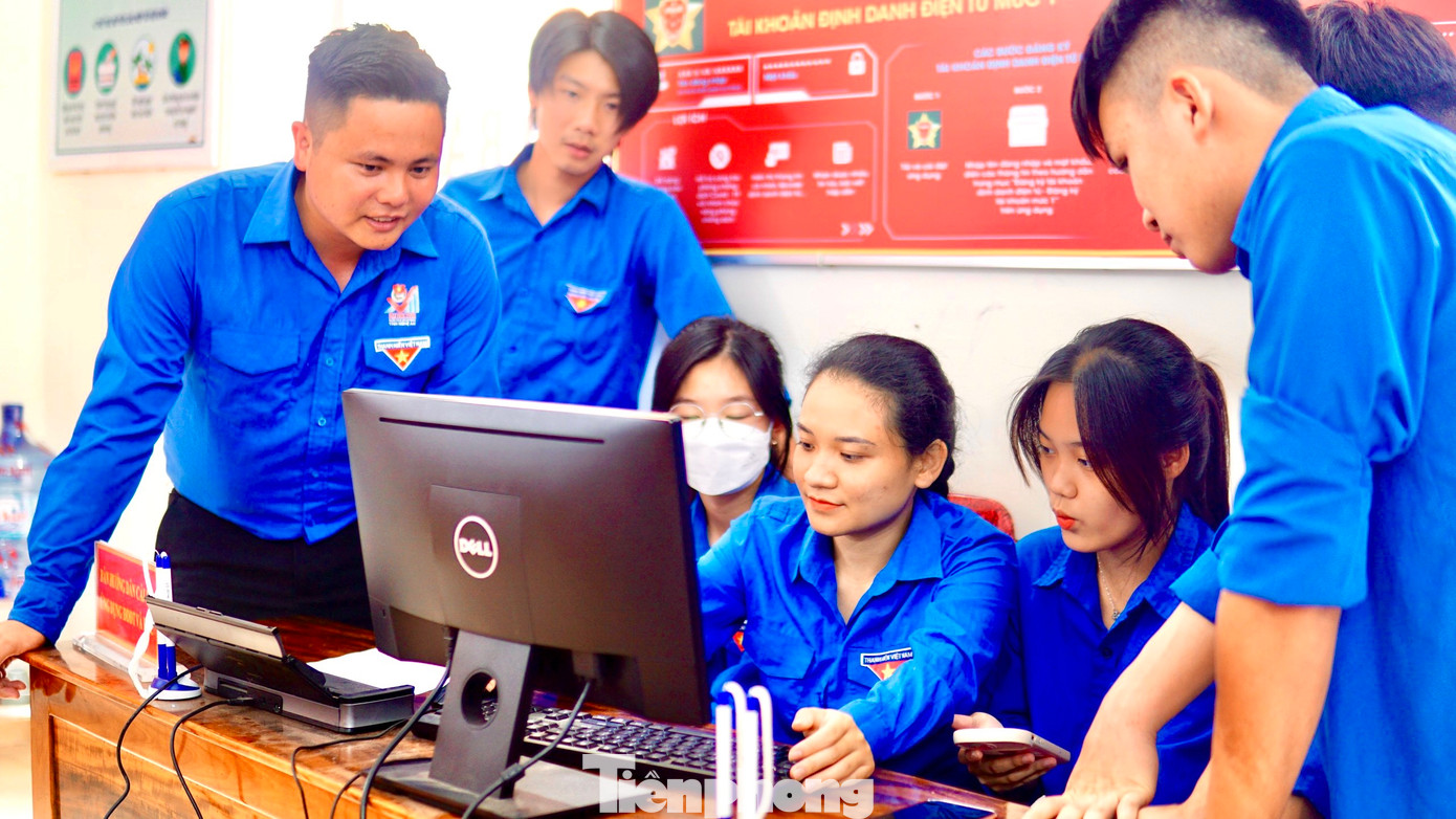 Dịp này, Thị đoàn Thái Hòa có 9 đội hình tình nguyện hỗ trợ, hướng dẫn người dân sử dụng dịch vụ công trực tuyến các phường, xã trên địa bàn. Mỗi đội hình từ 7-15 đoàn viên thanh niên.