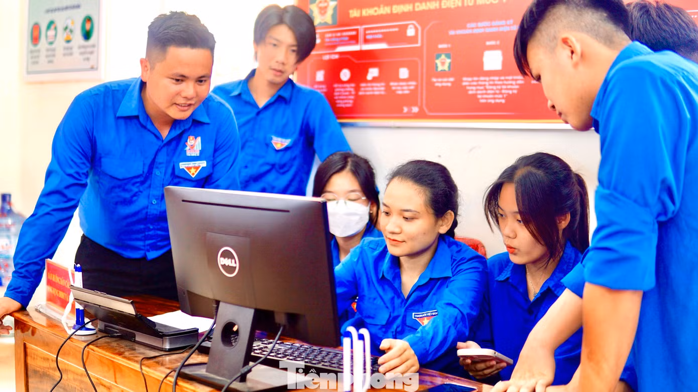 Dịp này, Thị đoàn Thái Hòa có 9 đội hình tình nguyện hỗ trợ, hướng dẫn người dân sử dụng dịch vụ công trực tuyến các phường, xã trên địa bàn. Mỗi đội hình từ 7-15 đoàn viên thanh niên.
