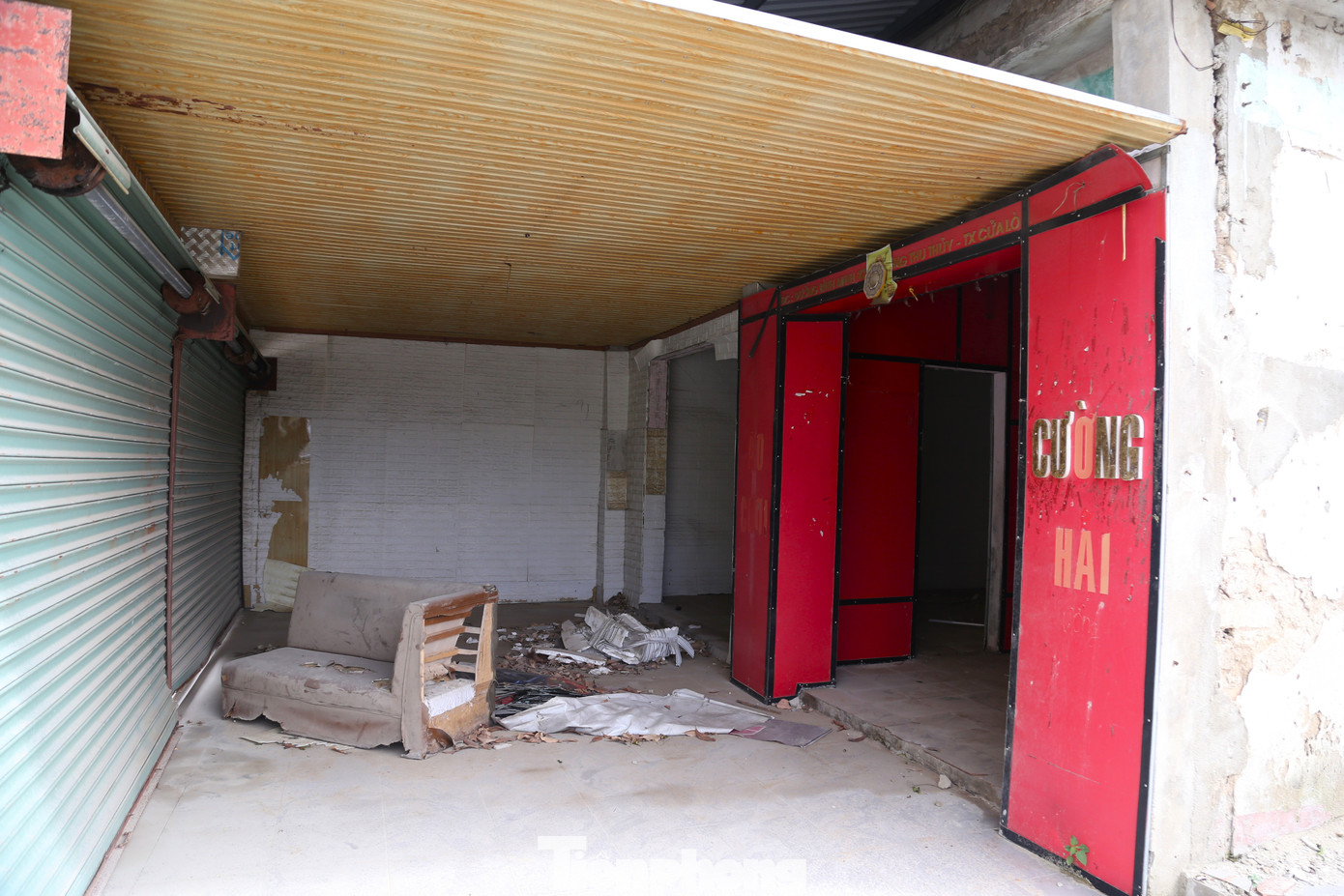 Ghi nhận của PV, tại vị trí này có ba thửa đất, cùng cửa hàng, ki ốt kinh doanh của người dân. Hiện, người dân không còn kinh doanh nhưng do chưa thống nhất được mức giá đền bù nên chưa di dời.