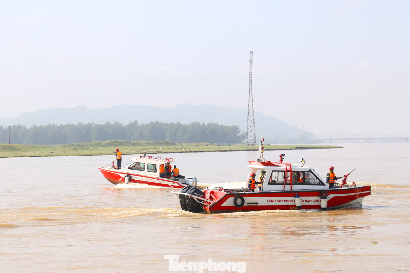 Giai đoạn 2: Đối với 10 người còn lại trên tàu tiếp tục chữa cháy thì đám cháy lan vào khu vực chứa bình gas mini ở khu vực bếp, nhiều tiếng nổ lớn vang lên làm cho 10 thuyền viên đang tham gia chữa cháy mất bình tĩnh, hoảng loạn nhảy xuống sông, trôi dạt ra xa. Lúc này, 2 ca nô và 2 xuồng cao su của lực lượng chức năng đã có mặt để ứng cứu, vớt trực tiếp được 8 người trực tiếp, 2 người chìm, buộc phải huy động thợ lặn cứu vớt.