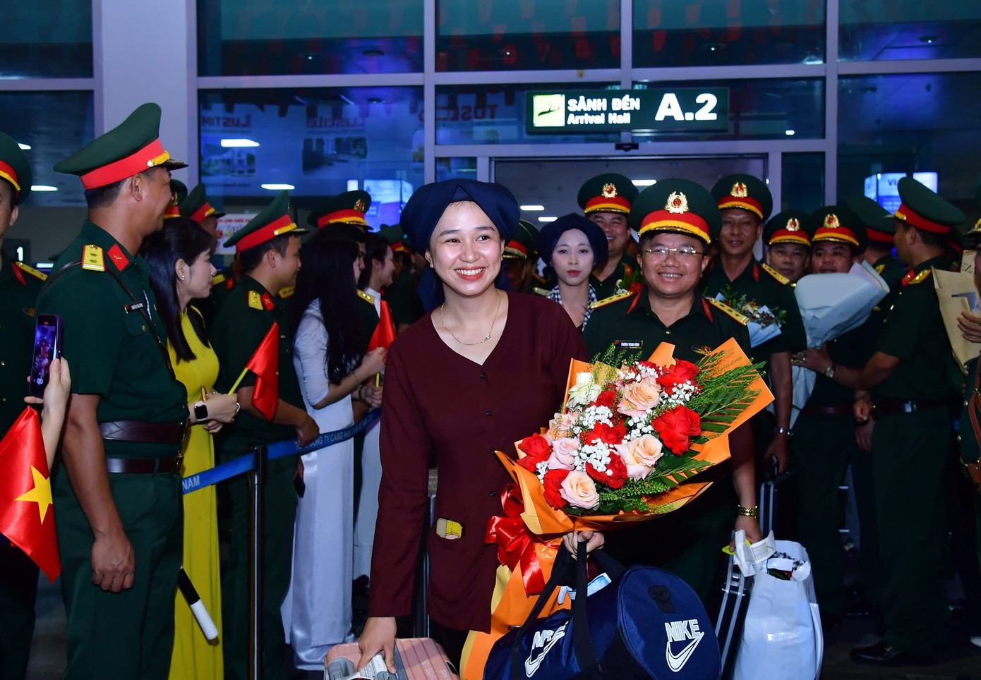 Trước đó, tối 2/5, Quân khu 4, tỉnh Nghệ An cũng tổ chức lễ đón các cán bộ, chiến sĩ, lực lượng dân quân tự vệ thuộc Bộ Chỉ huy Quân sự 5 tỉnh Thanh Hóa, Nghệ An, Hà Tĩnh, Quảng Bình, Quảng Trị, thành phố Huế và các đơn vị thuộc Quân khu 4, các đơn vị đóng trên địa bàn Quân khu 4... đã hoàn thành xuất sắc nhiệm vụ diễu binh, diễu hành kỷ niệm 50 năm Ngày Giải phóng miền Nam, thống nhất đất nước.