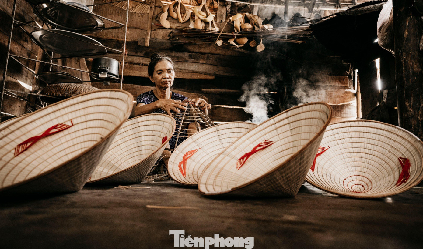 Trải qua nhiều đổi thay, thăng trầm lịch sử, chiếc nón lá vẫn bền bỉ theo các bà, các mẹ, không chỉ che mưa, che nắng mà còn tạo nên cái “duyên” cho người phụ nữ và trở thành nét văn hóa độc đáo của dân tộc.