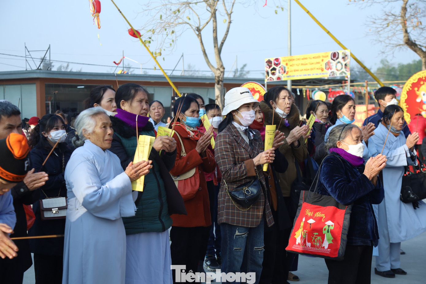 Người dân, du khách đến chùa thành tâm cầu khấn xin cho gia đình một năm mới luôn bình an, may mắn và hạnh phúc.